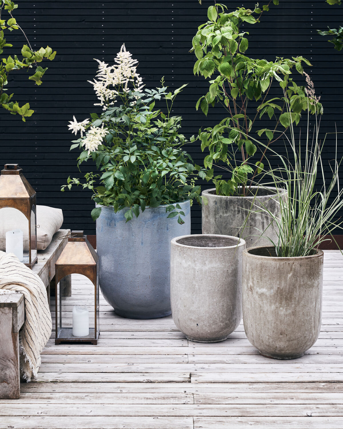 Eleganter Blumentopf in Grau und Blau von House Doctor, ideal für den Outdoor-Bereich. Perfekt für stilvolle Pflanzenarrangements.