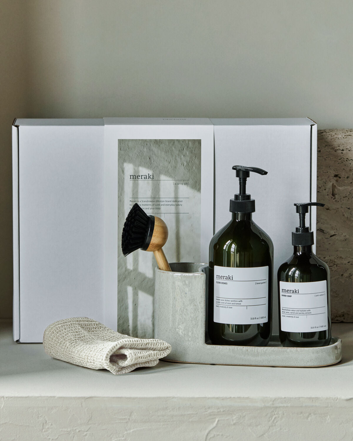 Gift box, Grey Holder + Nature Brush + Anti-Odour Hand Soap, Forest Garden Dish Wash, 490|1000 ml|ml in Weiss präsentiert im Onlineshop von KAQTU Design AG. Pflege ist von Meraki