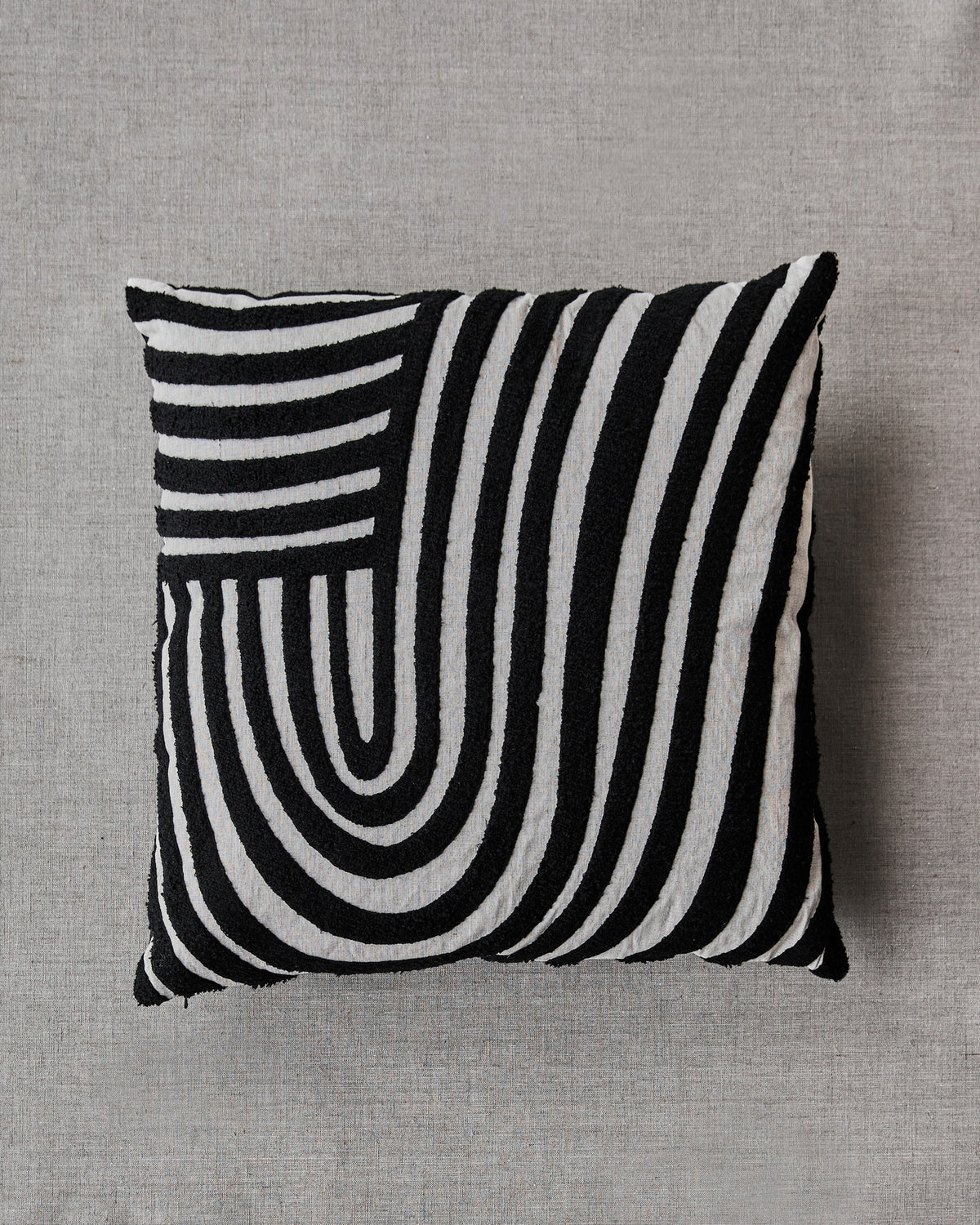 Kissen, HDSky, Sand, Schwarz in Sand präsentiert im Onlineshop von KAQTU Design AG. Deko Kissenbezug ist von House Doctor