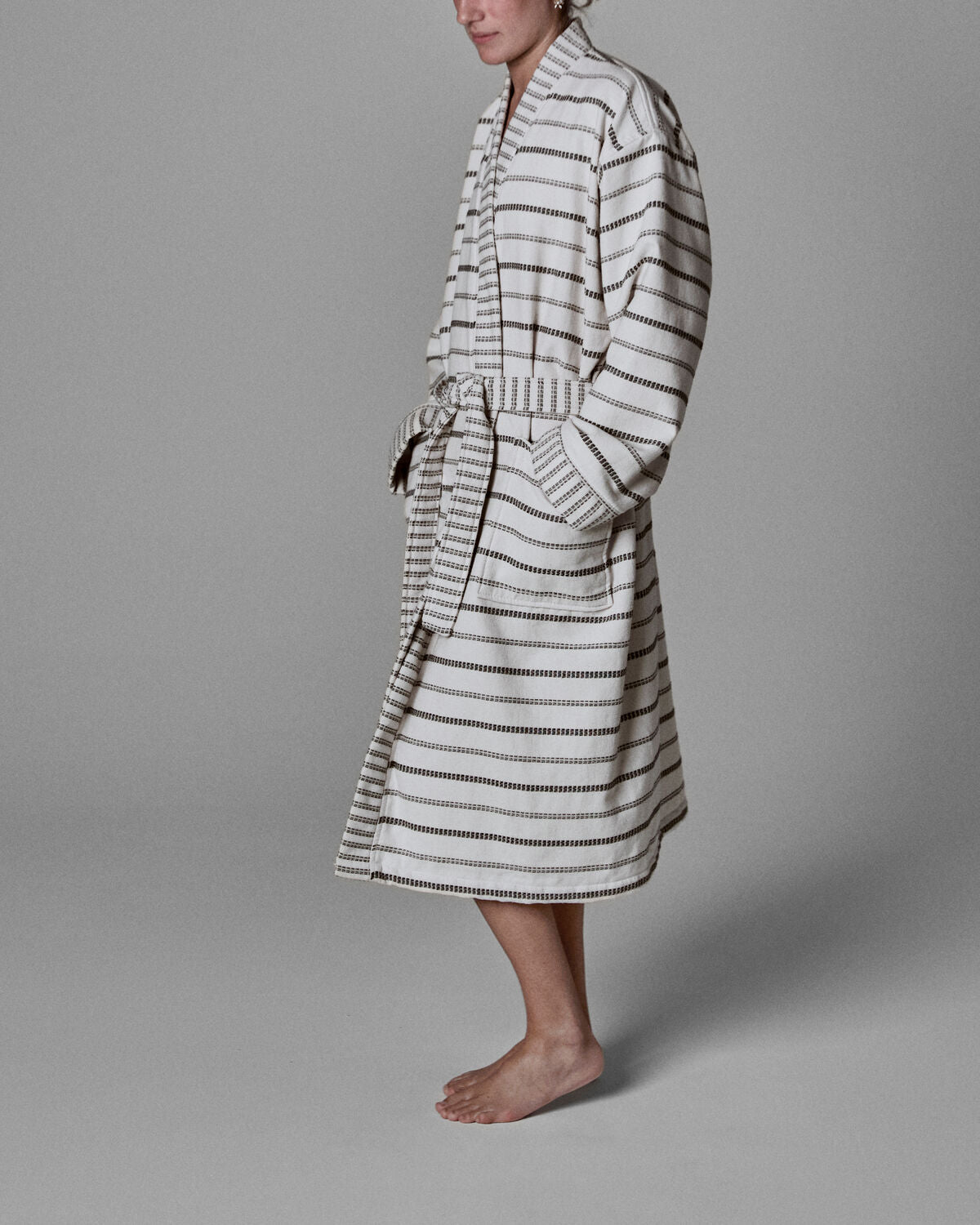 Bademantel, MKTrue S/M, Off-White, Schwarz in Off-white präsentiert im Onlineshop von KAQTU Design AG. Bademantel ist von Meraki