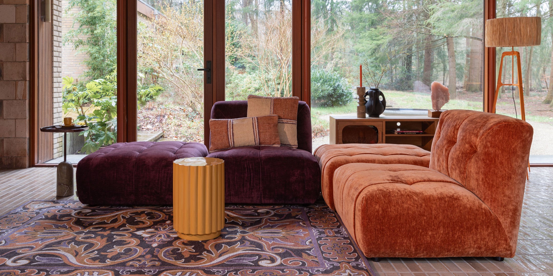 Herbstliche Wohnzimmer Einrichtung mit Sofas in rötlichen und violetten Farben
