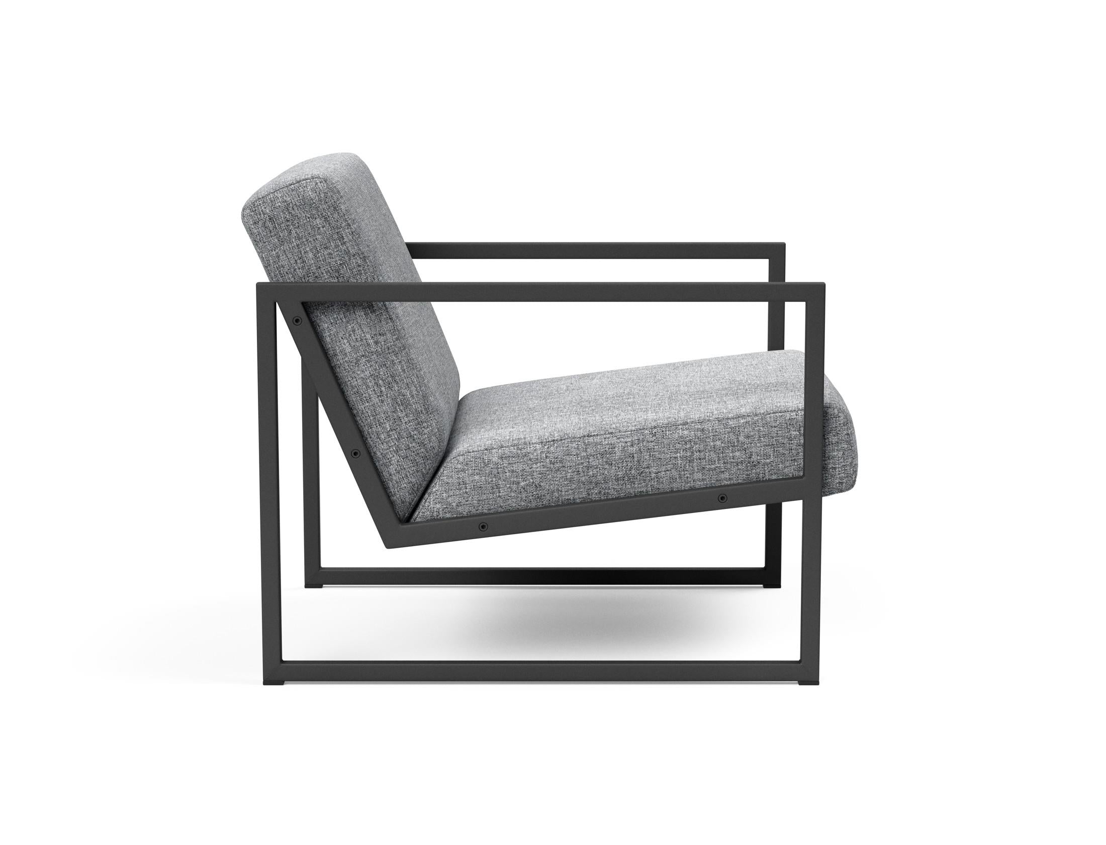 Erleben Sie den Vikko Sessel mit Armlehnen von Innovation Living: modernes Design, robustes Stahlgestell und optimaler Sitzkomfort für jeden Raum.