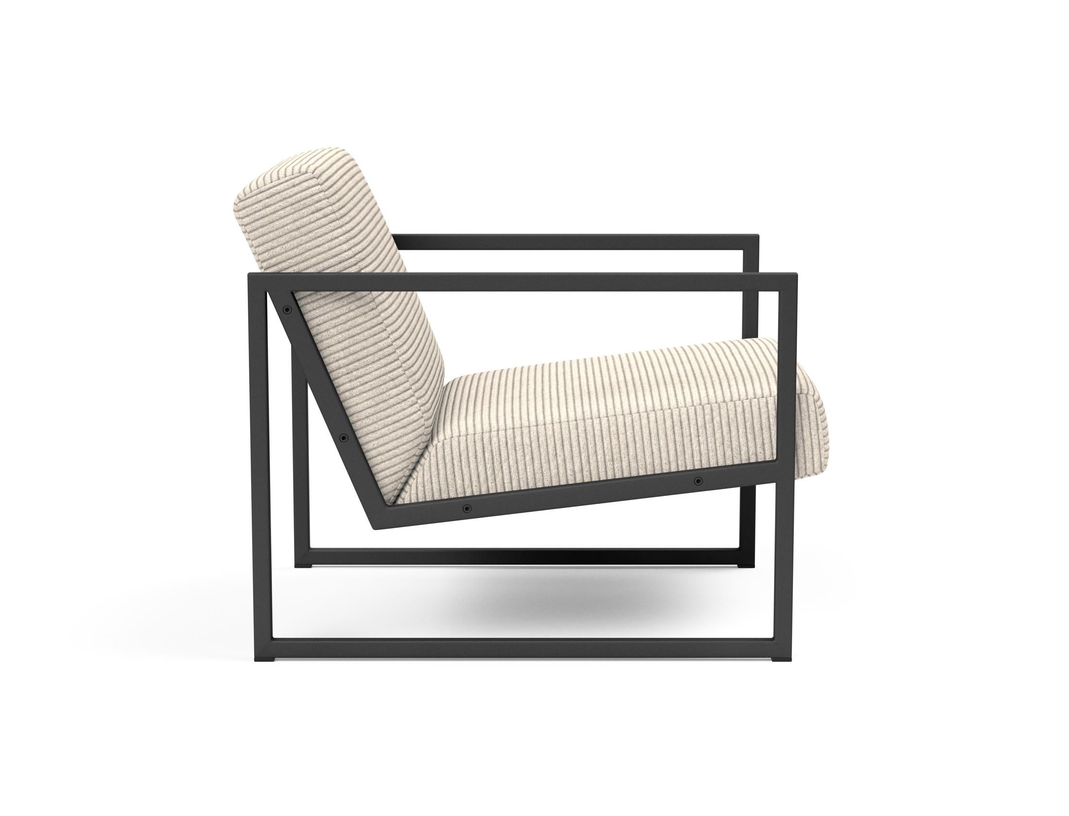 Entdecken Sie den Vikko Sessel mit Armlehnen von Innovation Living: stilvolles Design, langlebige Materialien und ergonomischer Komfort für Ihr Zuhause.