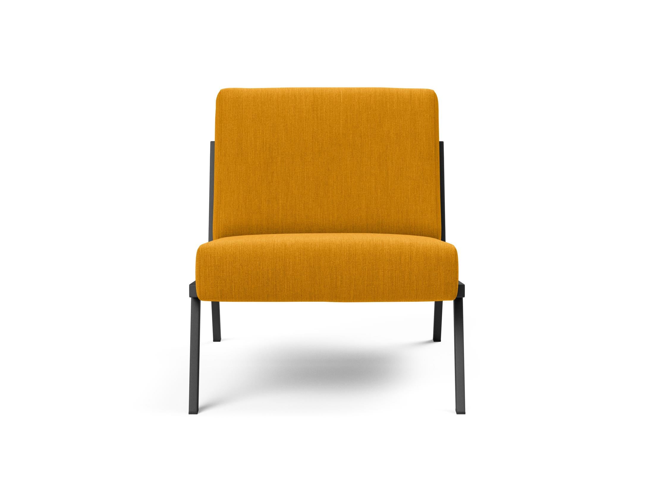 Erleben Sie den Vikko Sessel von Innovation Living: Minimalistisches Design, hohe Stabilität und individuelle Stoffwahl für Ihr Zuhause.