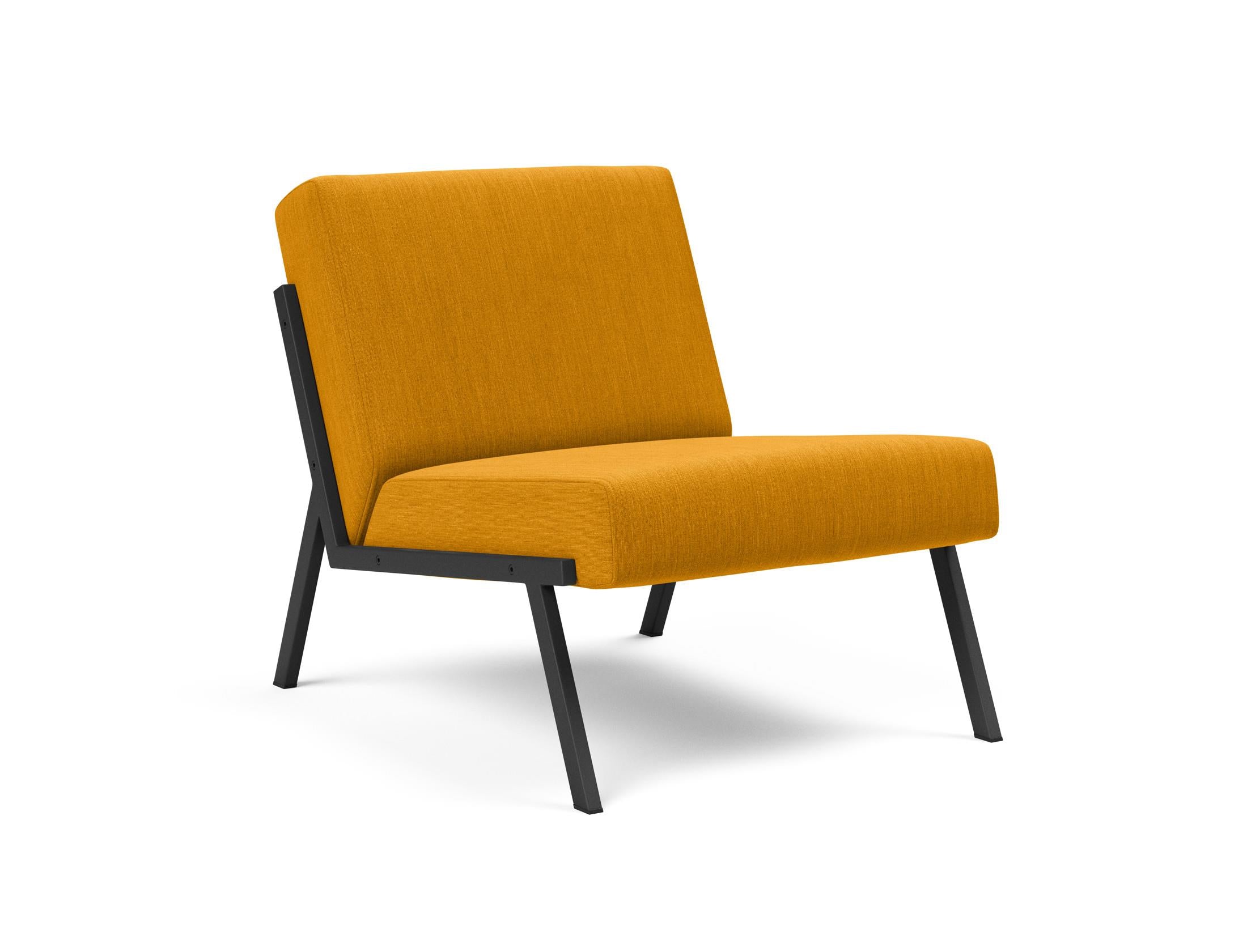 Erleben Sie den Vikko Sessel von Innovation Living: Minimalistisches Design, hohe Stabilität und individuelle Stoffwahl für Ihr Zuhause.