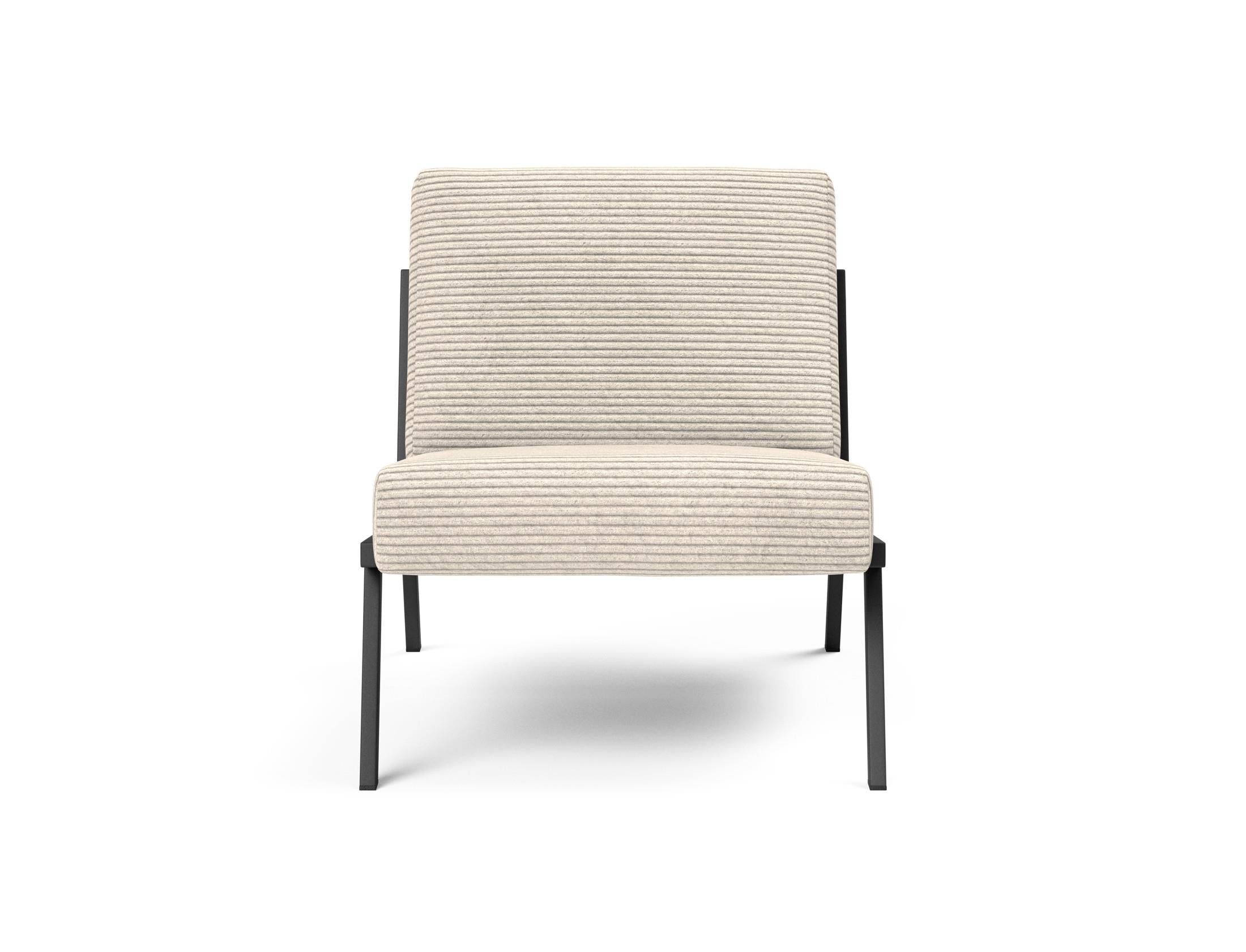 Erleben Sie den Vikko Sessel von Innovation Living: Minimalistisches Design, hohe Stabilität und individuelle Stoffwahl für Ihr Zuhause.