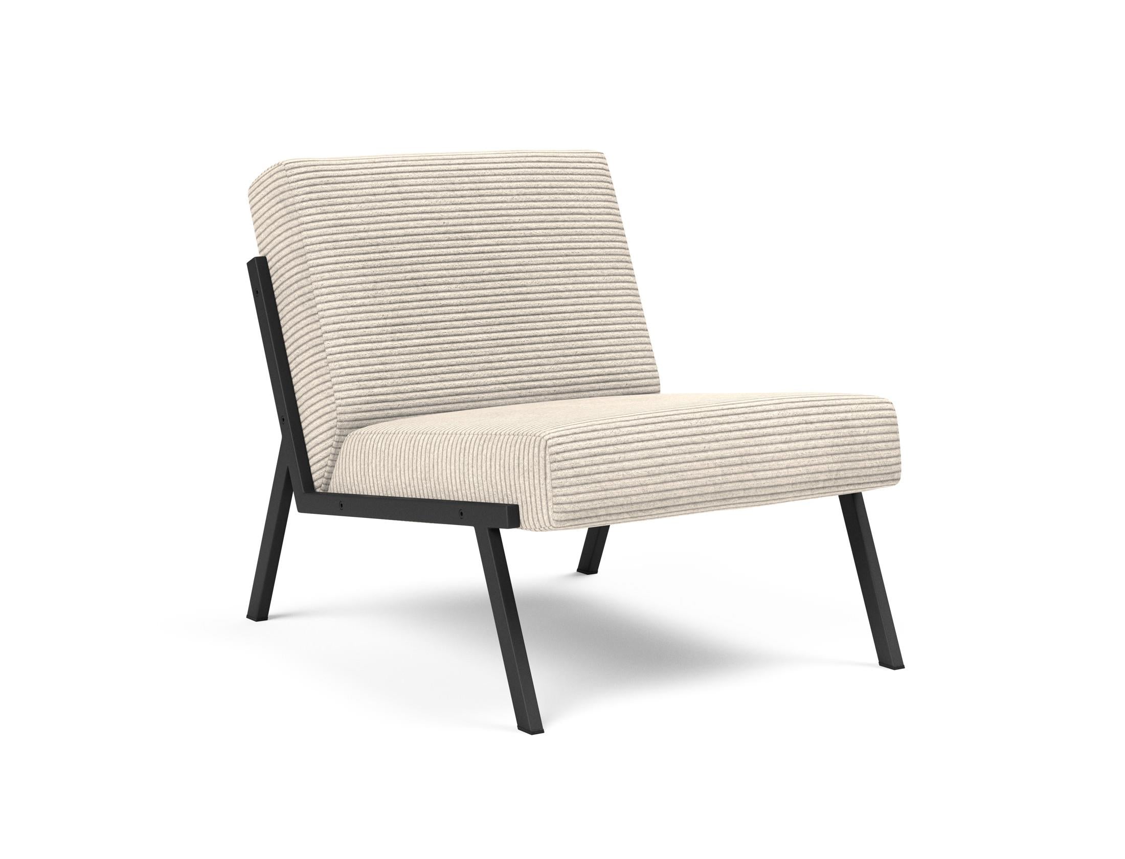 Erleben Sie den Vikko Sessel von Innovation Living: Minimalistisches Design, hohe Stabilität und individuelle Stoffwahl für Ihr Zuhause.