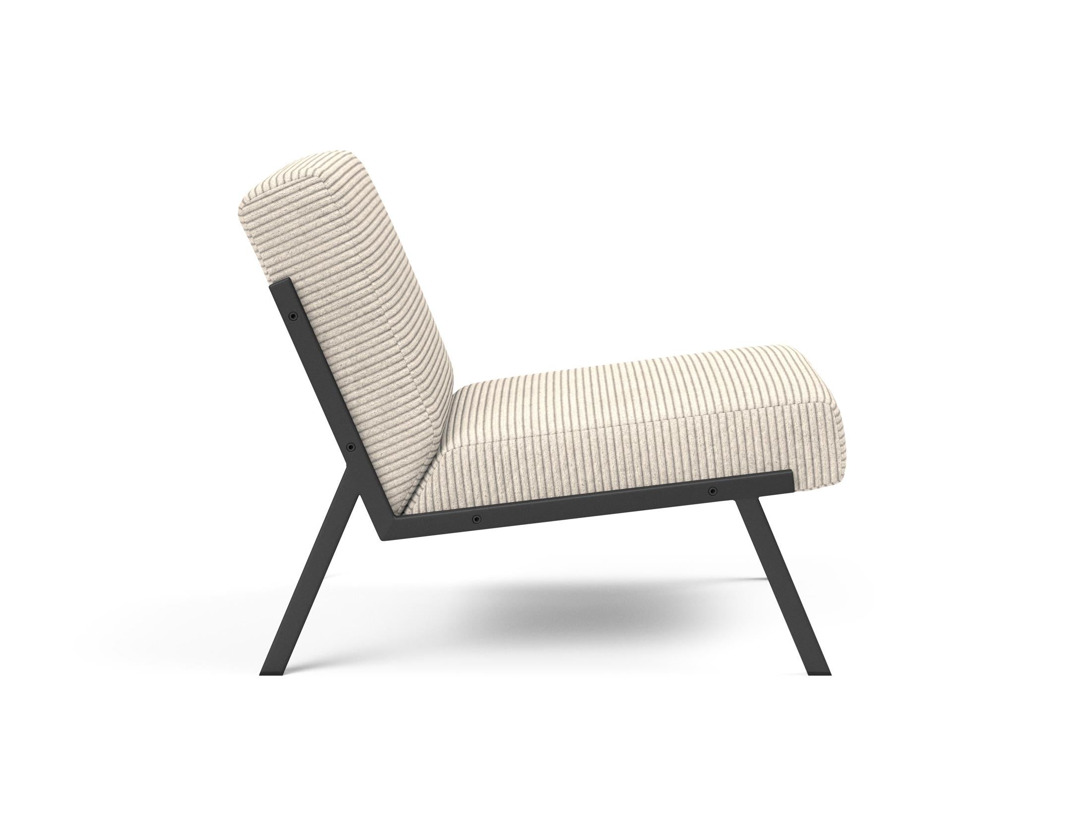 Erleben Sie den Vikko Sessel von Innovation Living: Minimalistisches Design, hohe Stabilität und individuelle Stoffwahl für Ihr Zuhause.