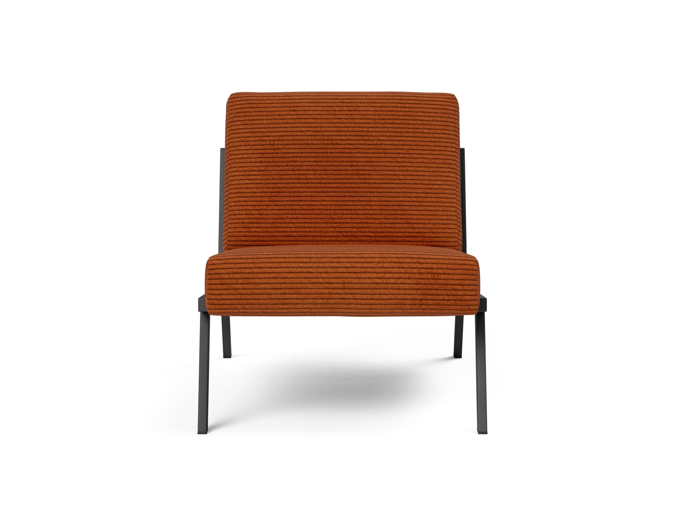 Erleben Sie den Vikko Sessel von Innovation Living: Minimalistisches Design, hohe Stabilität und individuelle Stoffwahl für Ihr Zuhause.