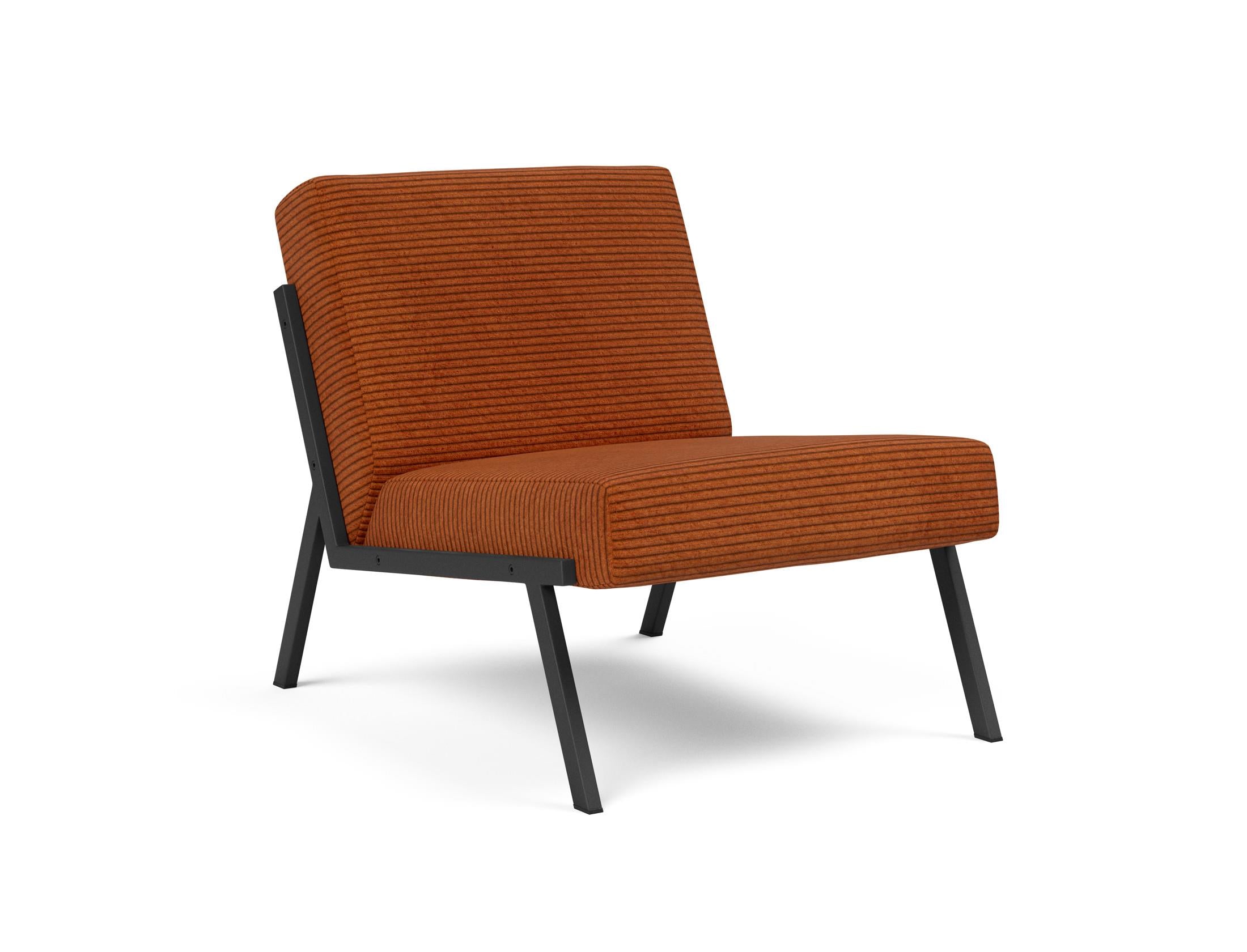 Erleben Sie den Vikko Sessel von Innovation Living: Minimalistisches Design, hohe Stabilität und individuelle Stoffwahl für Ihr Zuhause.