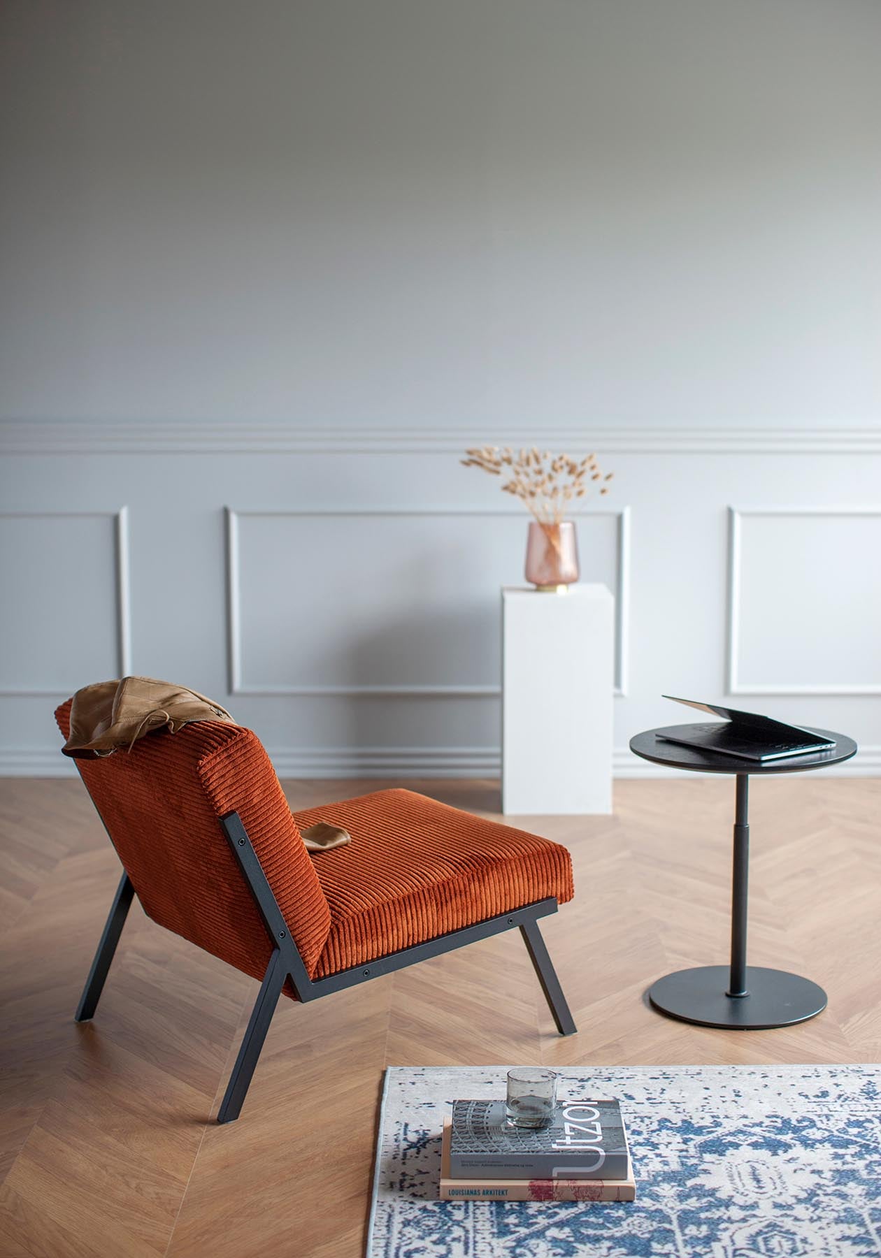 Erleben Sie den Vikko Sessel von Innovation Living: Minimalistisches Design, hohe Stabilität und individuelle Stoffwahl für Ihr Zuhause.
