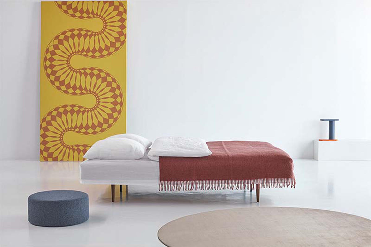 Recast Schlafsofa 140 Dunkel Styletto in 536 Bouclé Ochre präsentiert im Onlineshop von KAQTU Design AG. Bettsofa ist von Innovation Living