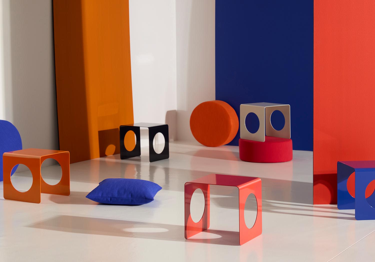 Geobau Tisch in Pure Orange präsentiert im Onlineshop von KAQTU Design AG. Beistelltisch ist von Innovation Living