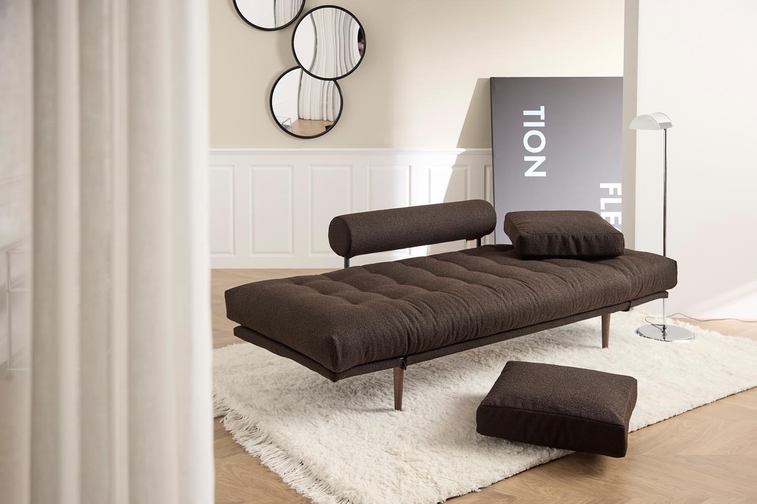 Entdecken Sie das Rollo Styletto Klappsofa 80 von Innovation Living – ein elegantes, platzsparendes Sofa mit hochwertigem Cover und Gestellbezug.