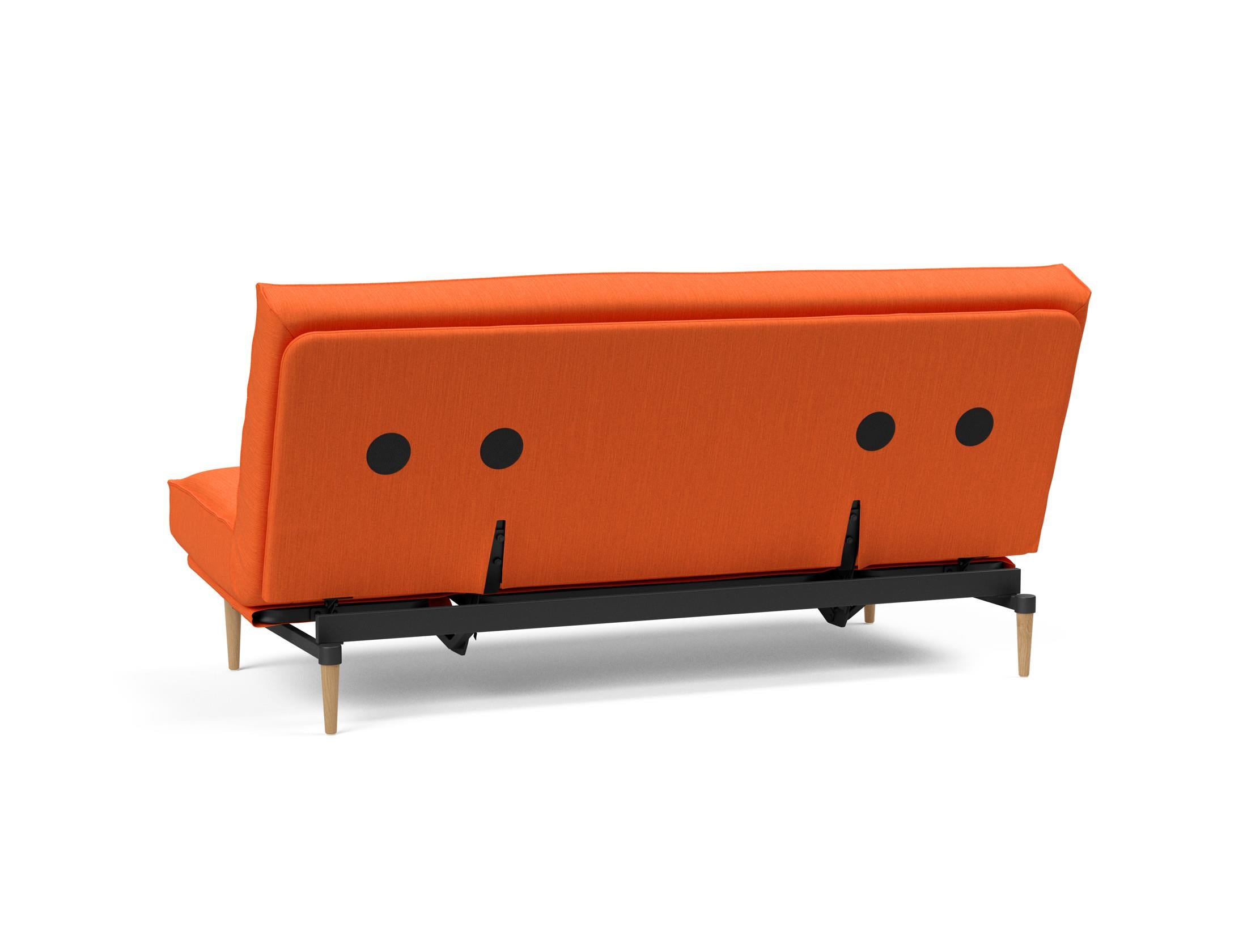 Erleben Sie das Colpus Bettsofa 140 Sharp Plus mit Soft Spring Bezug – stilvoll, funktional und ideal für kleine Räume, verwandelt sich schnell in ein gemütliches Bett.
