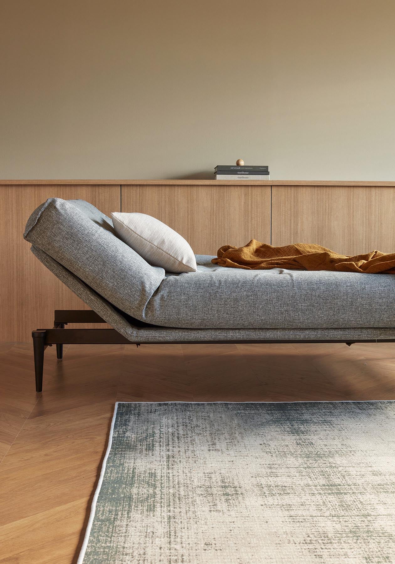 Entdecken Sie das Colpus Bettsofa 140 Sharp Plus: Elegantes Design in Eiche schwarz, ausgestattet mit bequemer Soft Spring Matratze für höchsten Schlafkomfort.