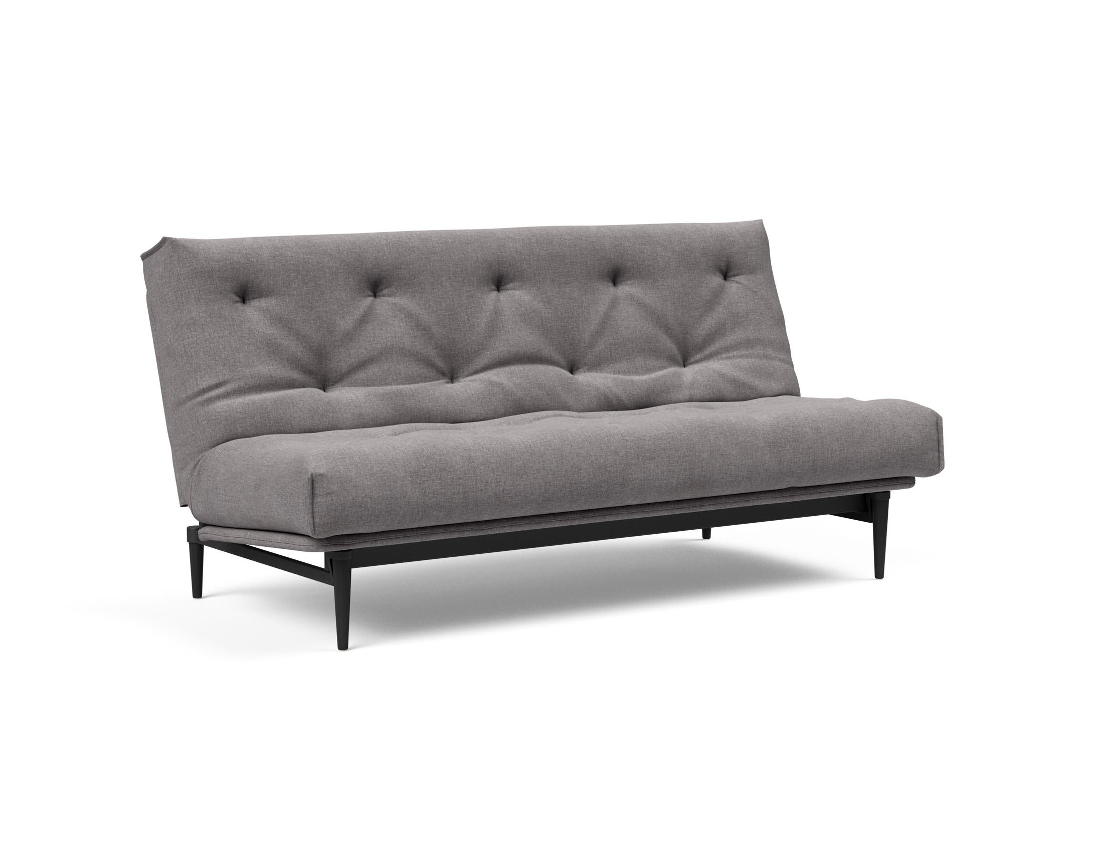 Erleben Sie das Colpus Bettsofa 140 in elegantem Nordic Eiche schwarz. Der Soft Spring Bezug vereint modernen Stil mit optimalem Sitzkomfort.