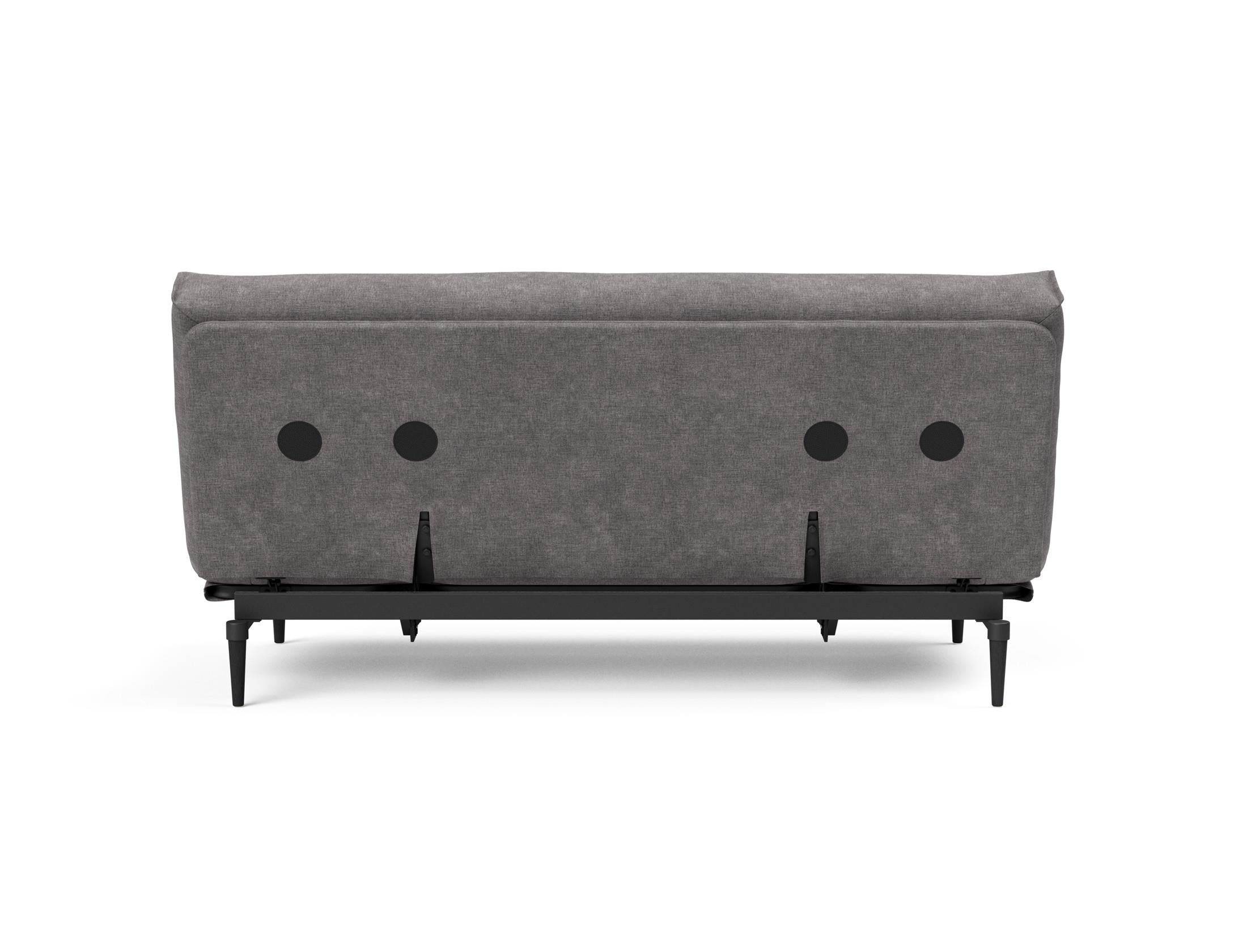 Erleben Sie das Colpus Bettsofa 140 in elegantem Nordic Eiche schwarz. Der Soft Spring Bezug vereint modernen Stil mit optimalem Sitzkomfort.