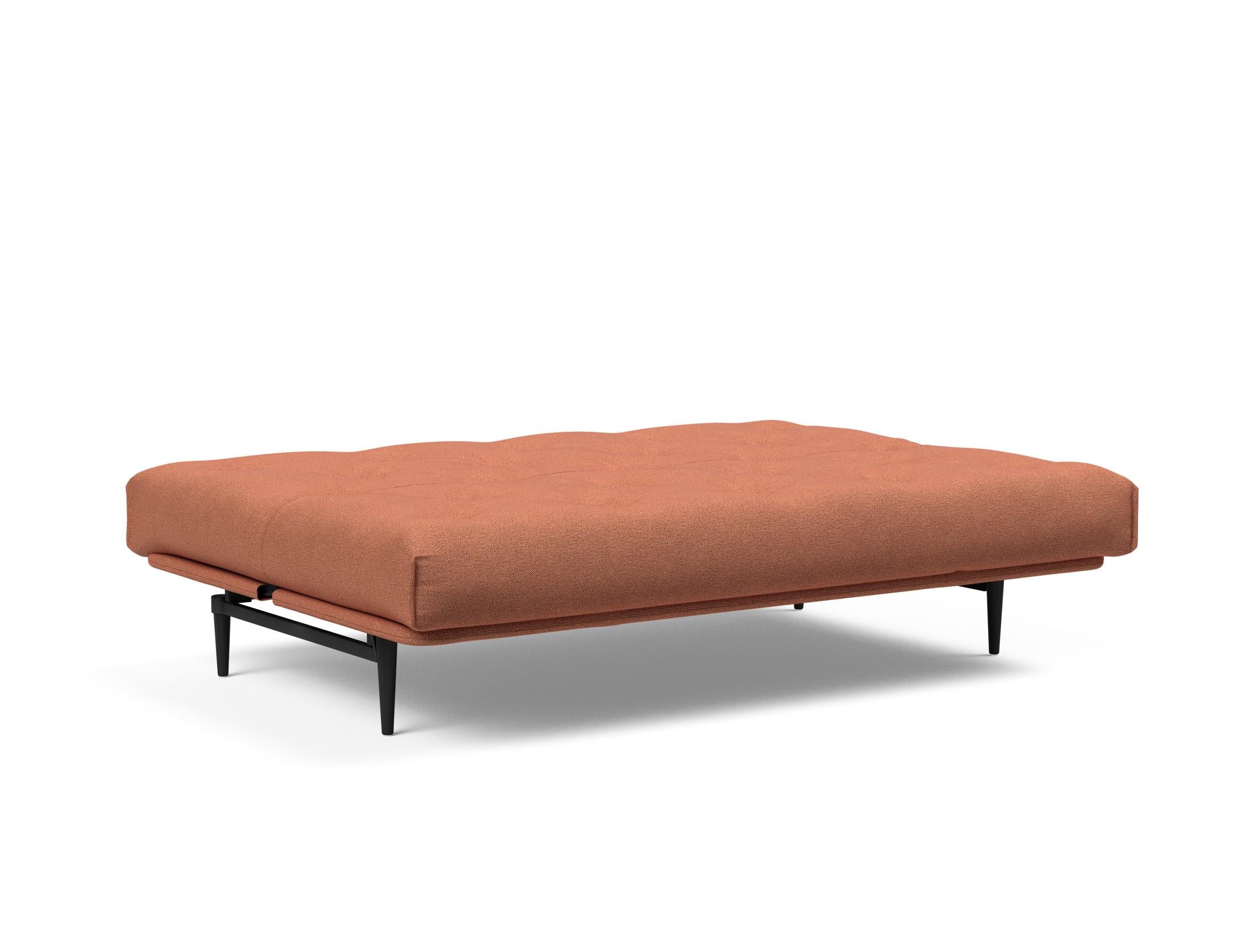 Erleben Sie das Colpus Bettsofa 140 in elegantem Nordic Eiche schwarz. Der Soft Spring Bezug vereint modernen Stil mit optimalem Sitzkomfort.