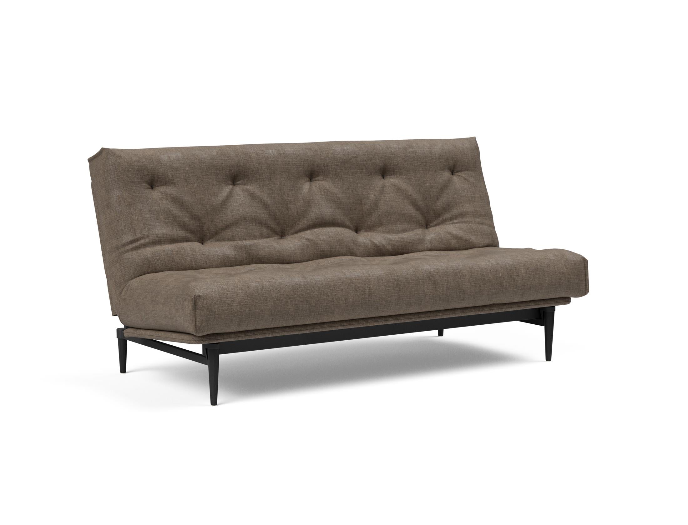 Erleben Sie das Colpus Bettsofa 140 in elegantem Nordic Eiche schwarz. Der Soft Spring Bezug vereint modernen Stil mit optimalem Sitzkomfort.