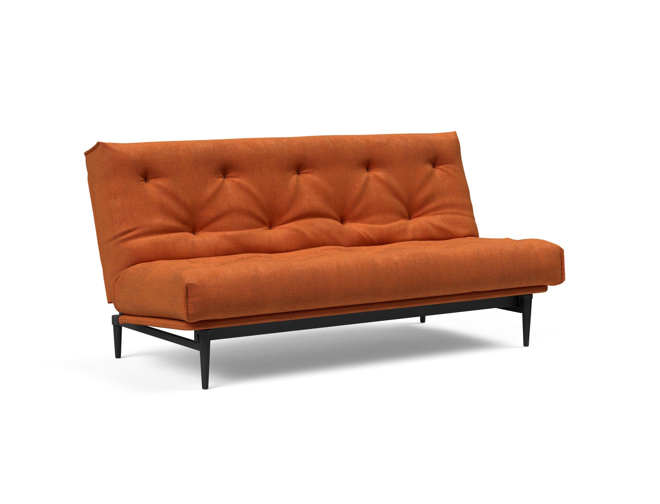 Erleben Sie das Colpus Bettsofa 140 in elegantem Nordic Eiche schwarz. Der Soft Spring Bezug vereint modernen Stil mit optimalem Sitzkomfort.