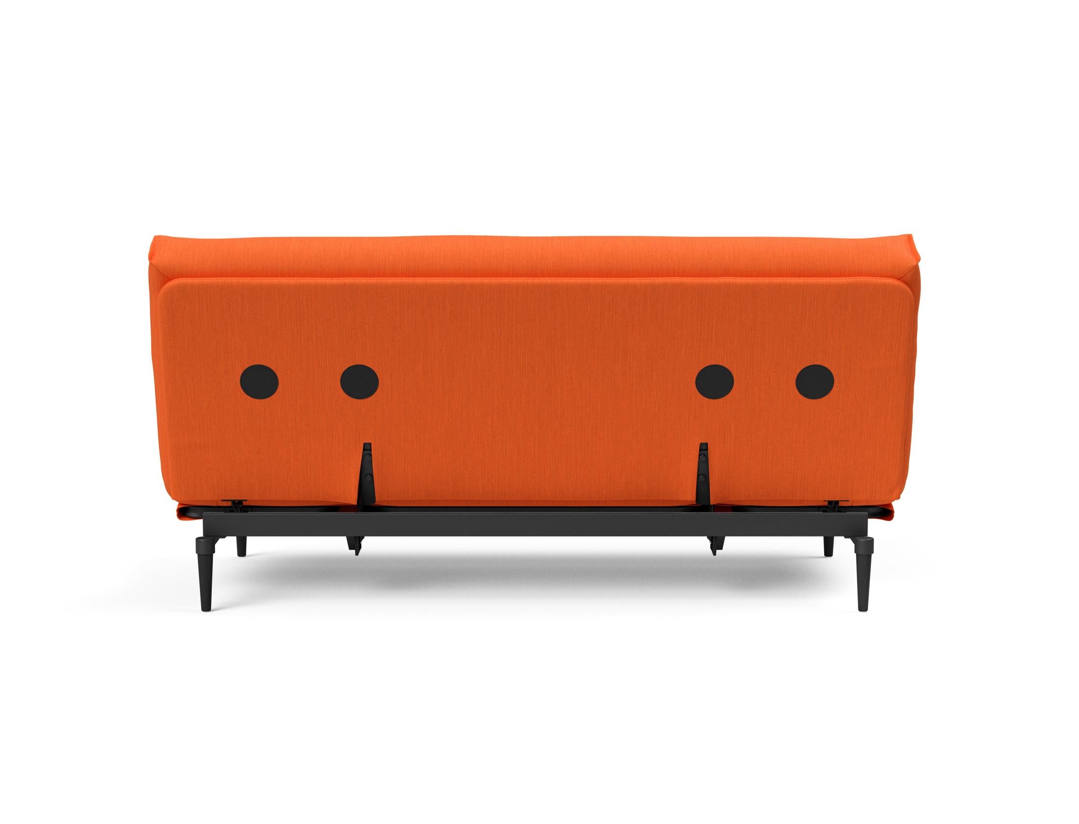 Erleben Sie das Colpus Bettsofa 140 in elegantem Nordic Eiche schwarz. Der Soft Spring Bezug vereint modernen Stil mit optimalem Sitzkomfort.