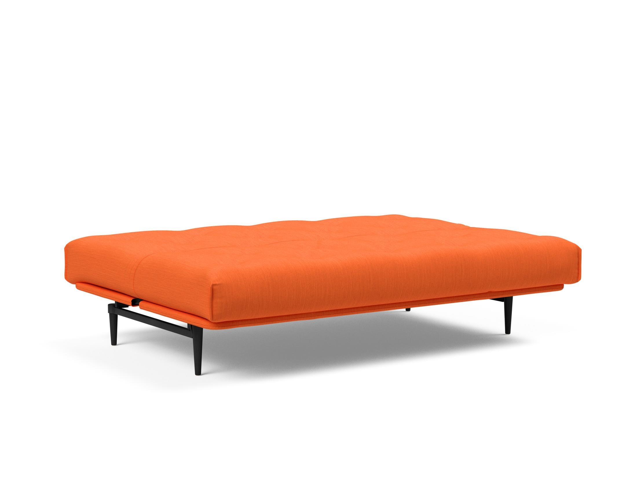 Erleben Sie das Colpus Bettsofa 140 in elegantem Nordic Eiche schwarz. Der Soft Spring Bezug vereint modernen Stil mit optimalem Sitzkomfort.