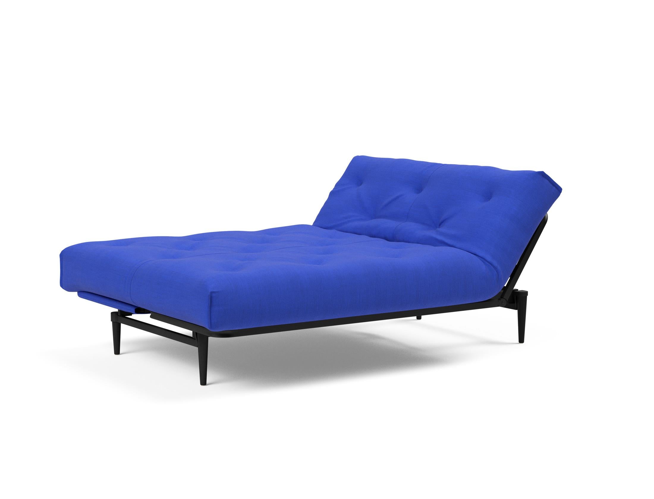Erleben Sie das stilvolle Colpus Bettsofa 140 in Nordic Eiche schwarz von Innovation Living – ideal für gemütliche Nächte und elegantes Wohnen.