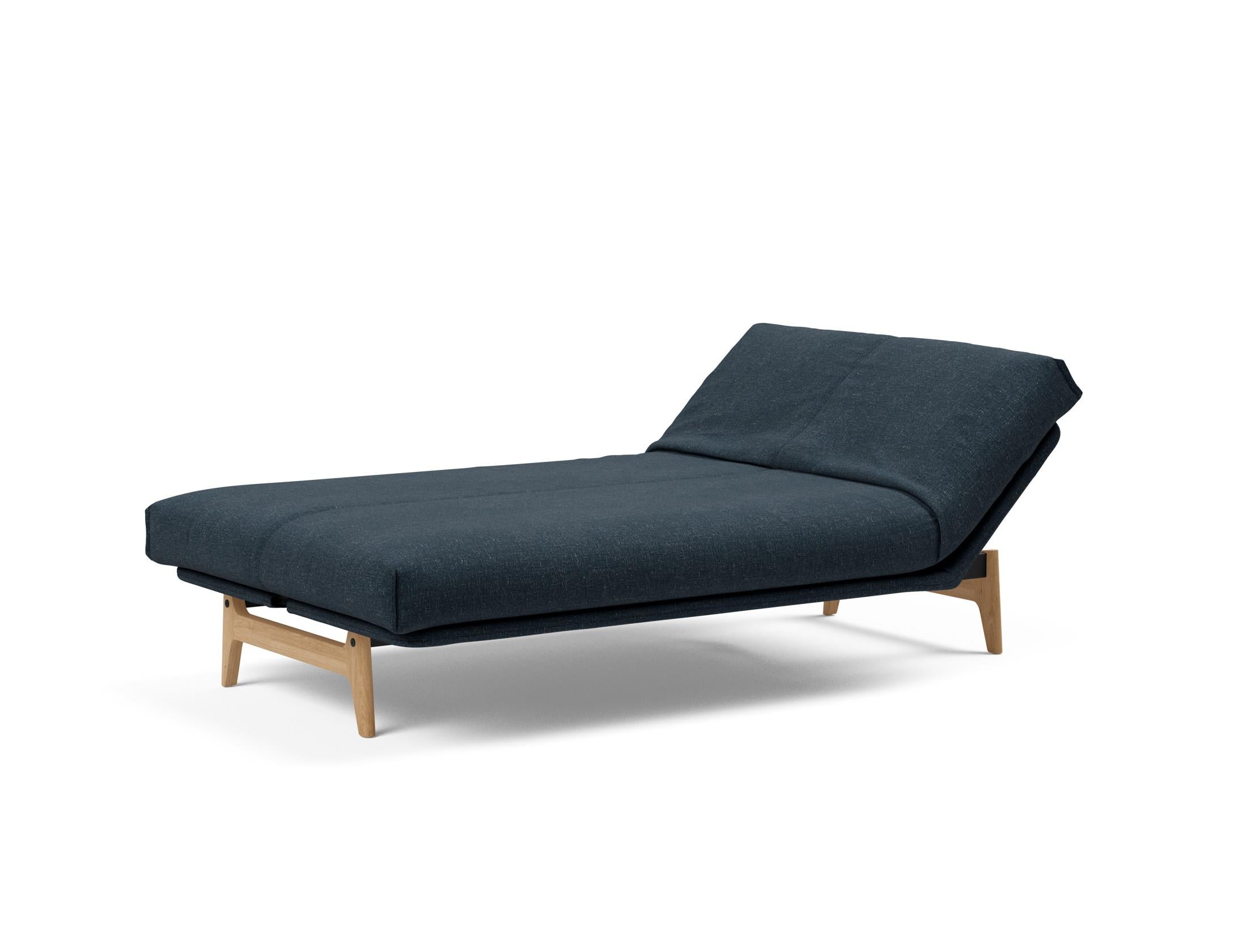 Aslak 120 Bettsofa Nordic Cover: Elegantes Sofa mit Soft Spring Federung, perfekt für entspannte Abende und stilvolle Einrichtung.