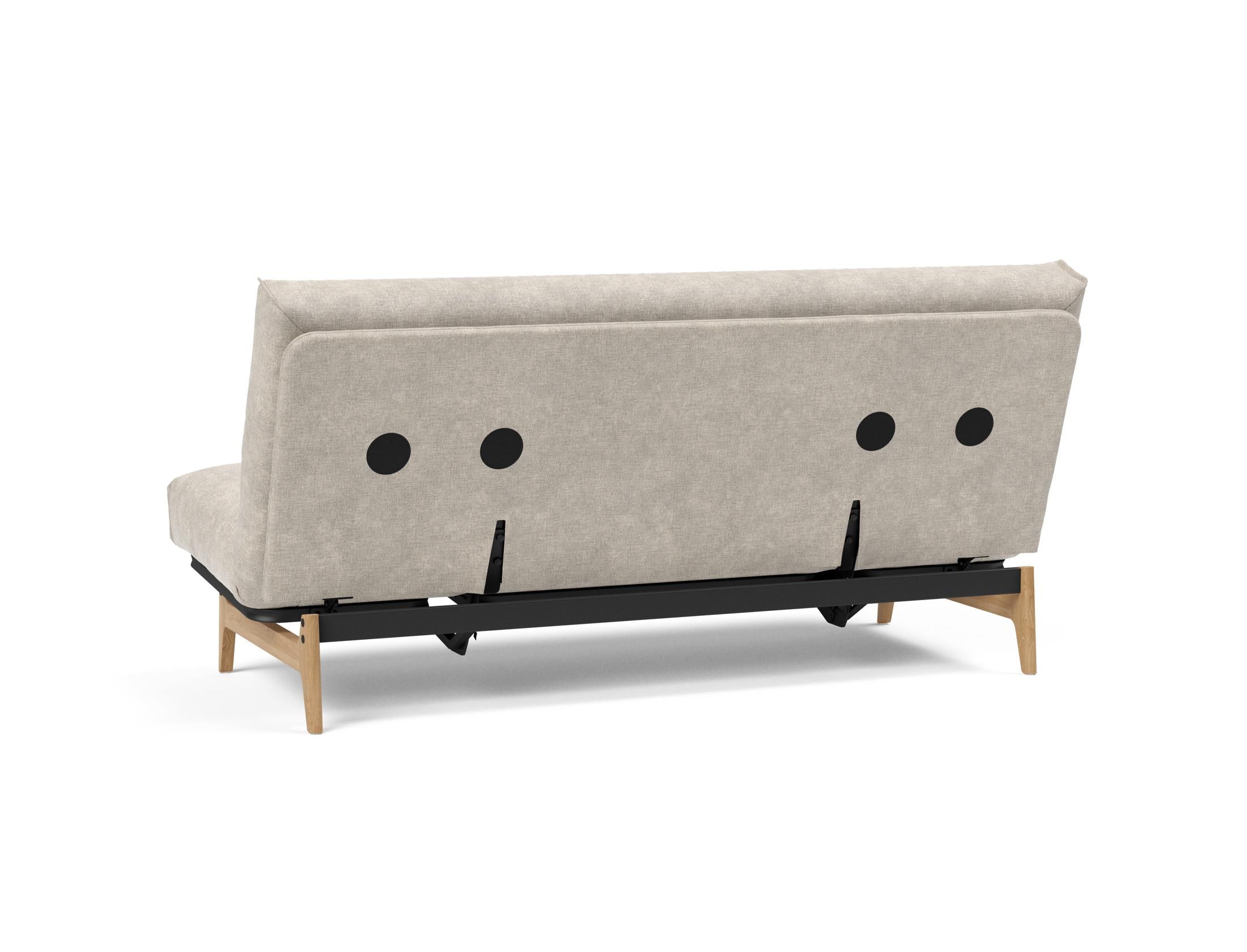 Erleben Sie das Aslak 140 Bettsofa von Innovation Living – modernes skandinavisches Design vereint mit optimalem Schlafkomfort und flexibler Nutzung.