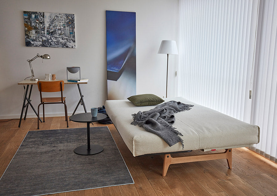 Entdecken Sie das Aslak 140 Bettsofa von Innovation Living – stilvolles skandinavisches Design trifft auf erstklassigen Schlafkomfort und vielseitige Nutzung.