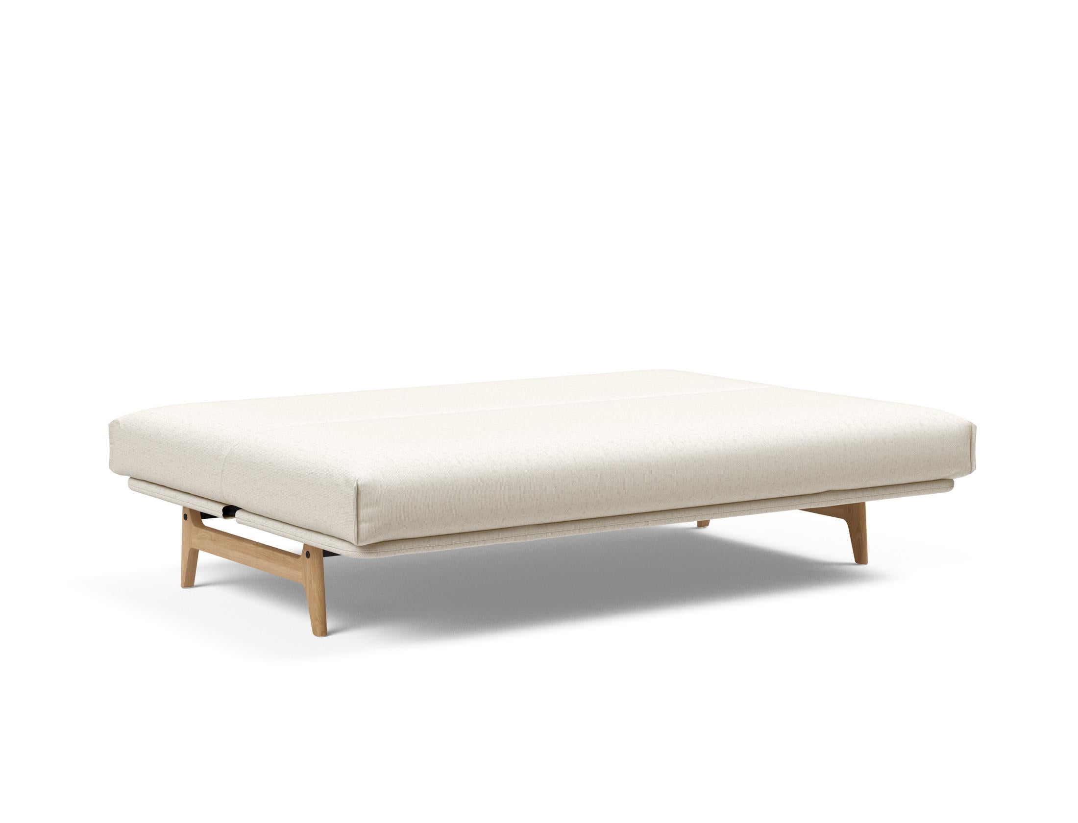 Entdecken Sie das Aslak 140 Bettsofa Nordic Cover – ein elegantes Möbelstück, das sich mühelos in ein komfortables Gästebett verwandelt.