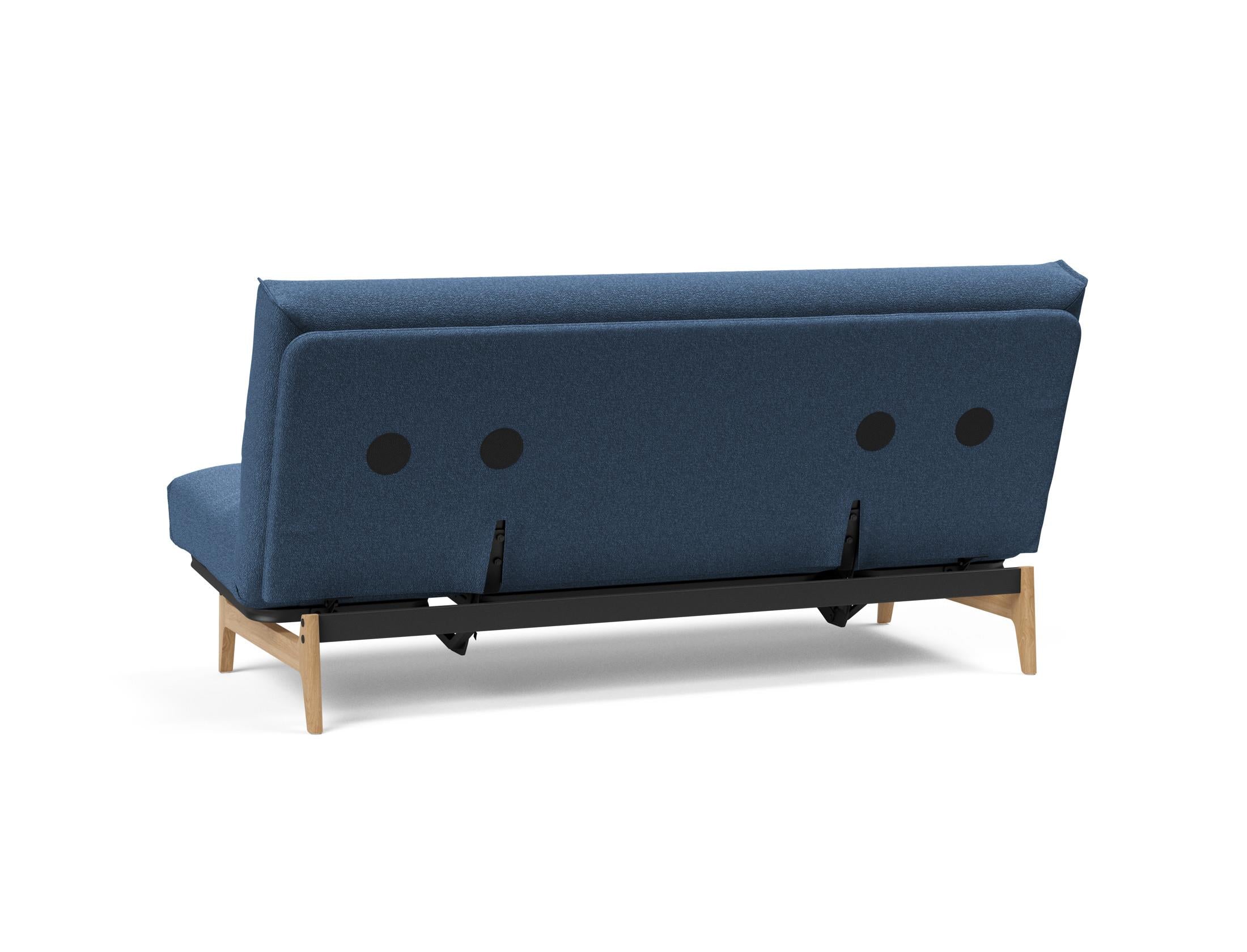 Erleben Sie das Aslak 140 Bettsofa von Innovation Living – modernes skandinavisches Design vereint mit optimalem Schlafkomfort und flexibler Nutzung.