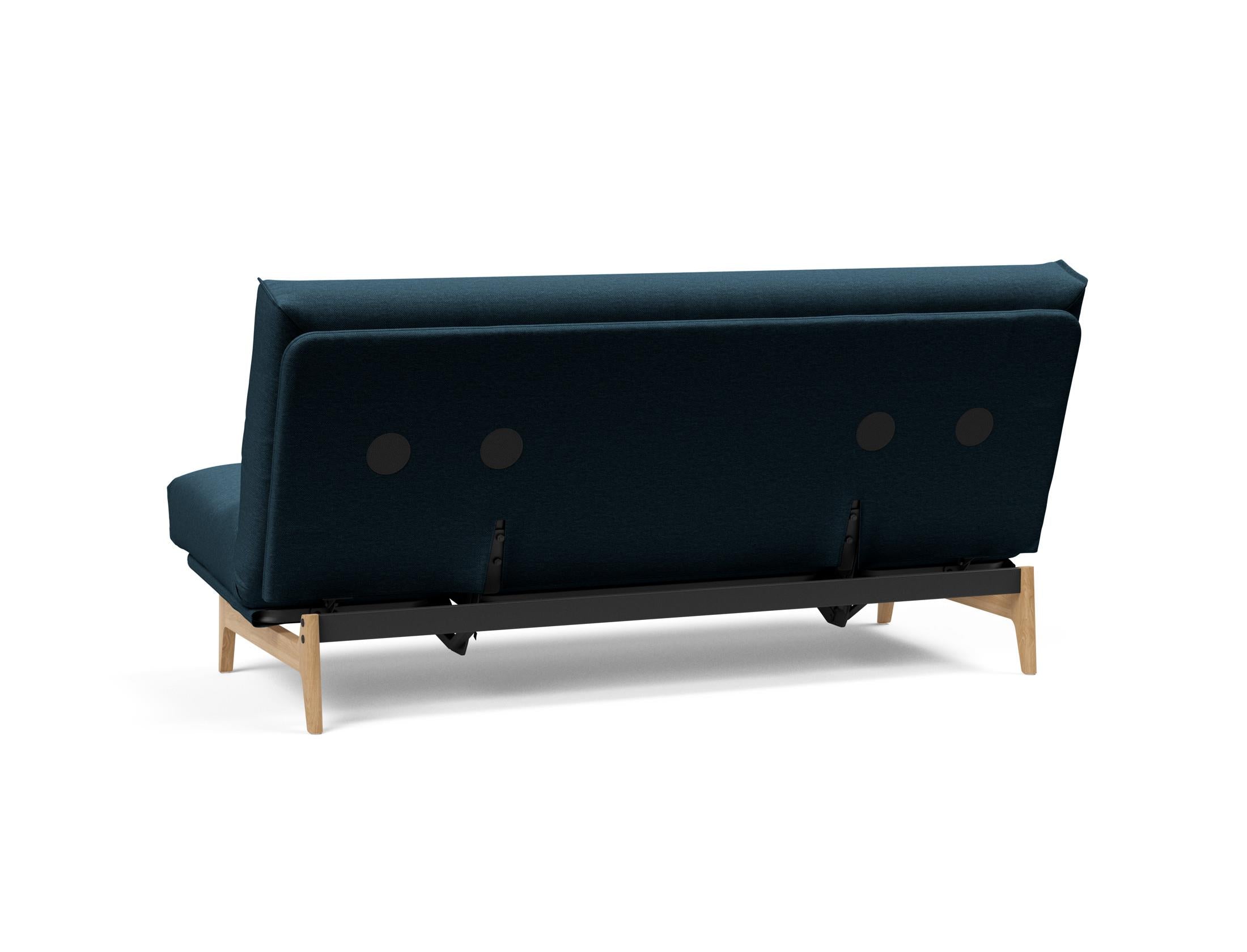 Entdecken Sie das Aslak 140 Bettsofa von Innovation Living – stilvolles skandinavisches Design trifft auf vielseitige Funktionalität und hohen Schlafkomfort.