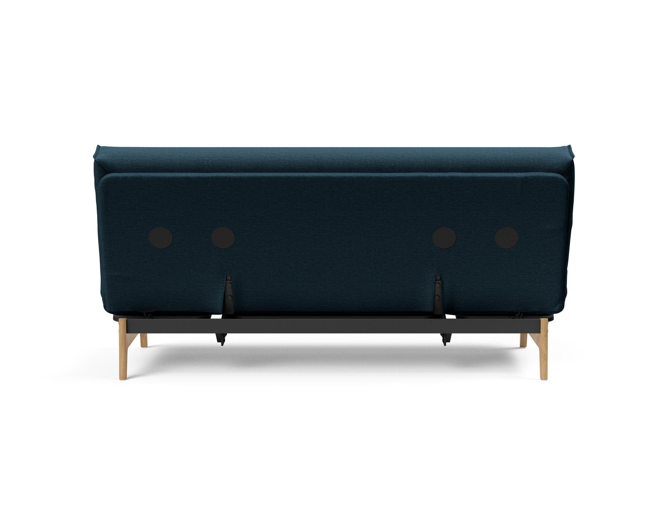 Erleben Sie das Aslak 140 Bettsofa von Innovation Living – modernes skandinavisches Design vereint mit optimalem Schlafkomfort und flexibler Nutzung.