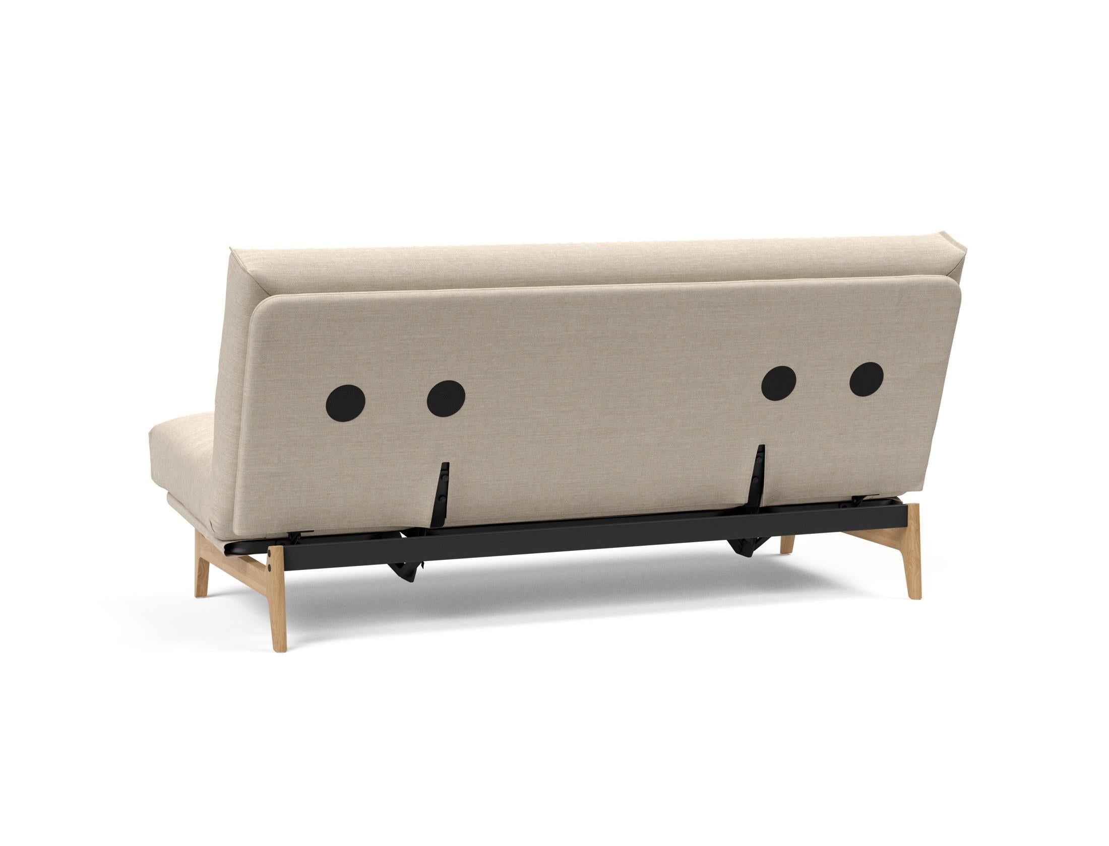 Erleben Sie das Aslak 140 Bettsofa von Innovation Living – modernes skandinavisches Design vereint mit optimalem Schlafkomfort und flexibler Nutzung.