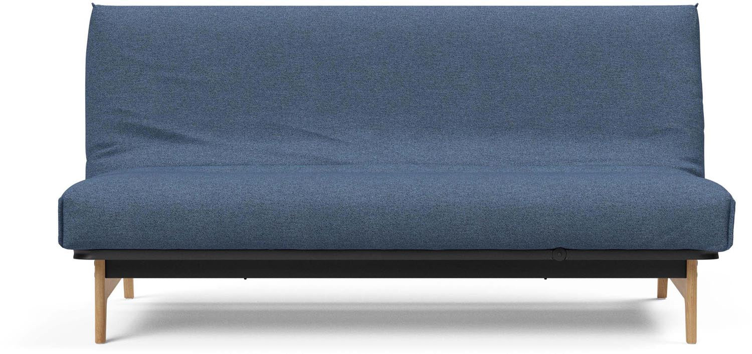Erleben Sie das Aslak 140 Bettsofa von Innovation Living – modernes skandinavisches Design, flexibel einsetzbar und mit robustem Nordic Cover aus Latex.