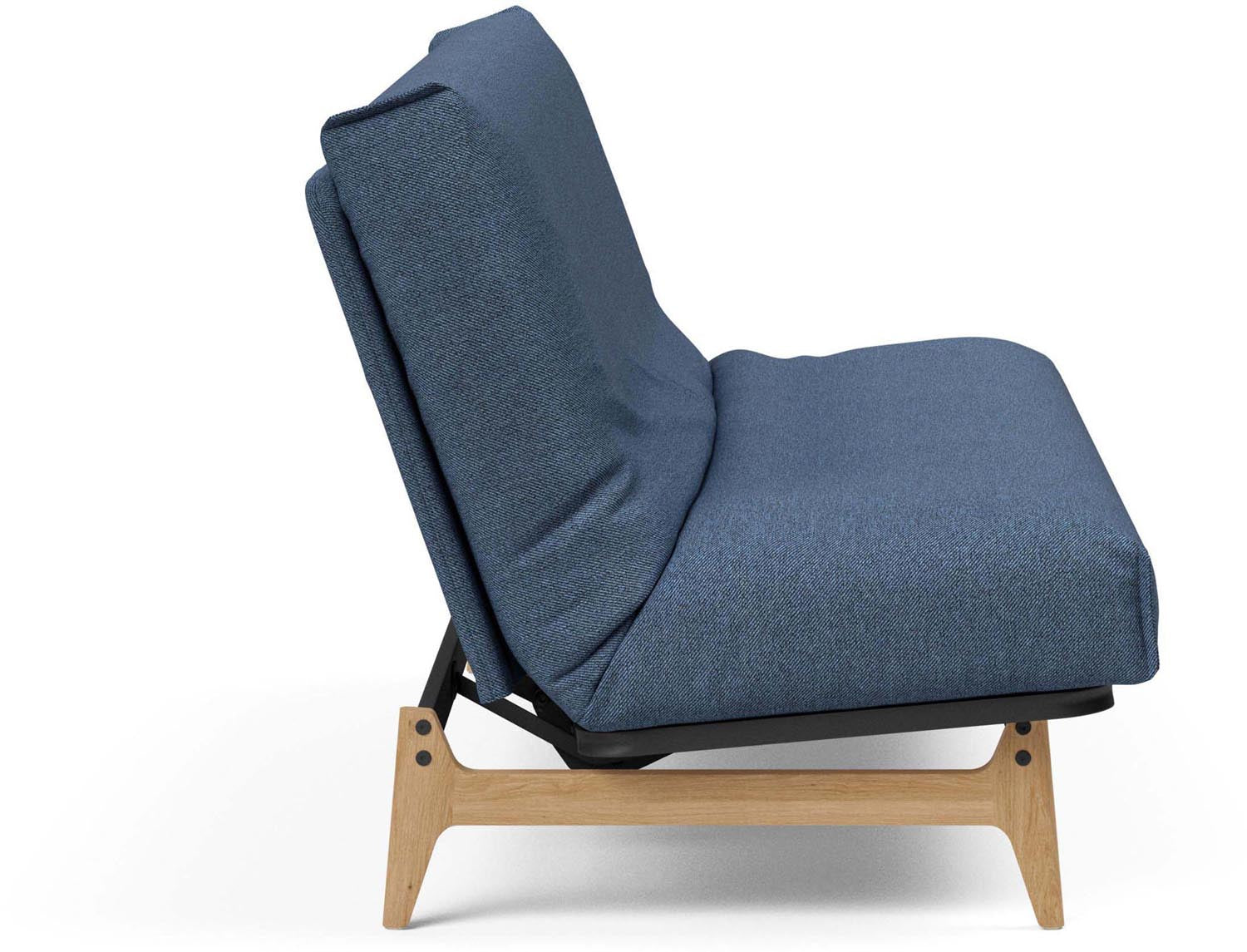 Erleben Sie das Aslak 140 Bettsofa von Innovation Living – modernes skandinavisches Design, flexibel einsetzbar und mit robustem Nordic Cover aus Latex.