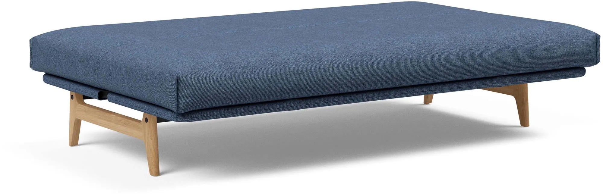 Entdecken Sie das Aslak 120 Bettsofa mit Nordic Cover von Innovation Living – stilvoll, platzsparend und perfekt für Gästeübernachtungen.