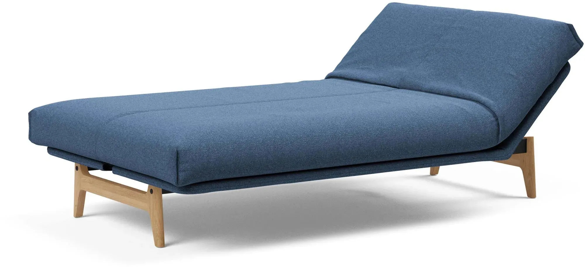 Entdecken Sie das Aslak 120 Bettsofa mit Nordic Cover von Innovation Living – stilvoll, platzsparend und perfekt für Gästeübernachtungen.