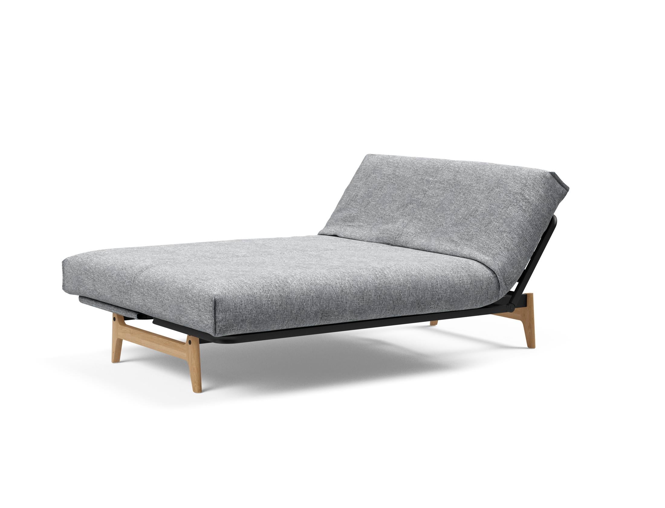 Erleben Sie das Aslak 140 Bettsofa von Innovation Living – modernes skandinavisches Design, flexibel einsetzbar und mit robustem Nordic Cover aus Latex.