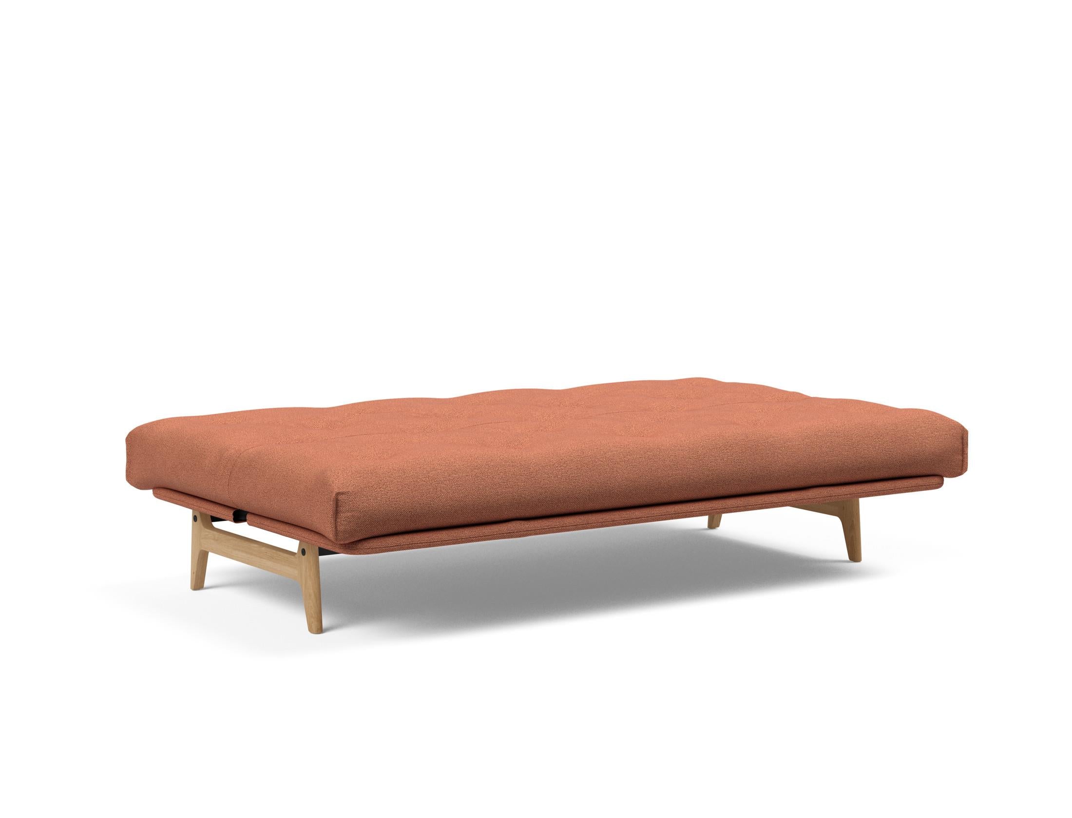 Aslak 120 Bettsofa Nordic: Modernes Design mit Soft Spring Bezug, perfekt für entspannte Abende und stilvolle Einrichtungsideen.