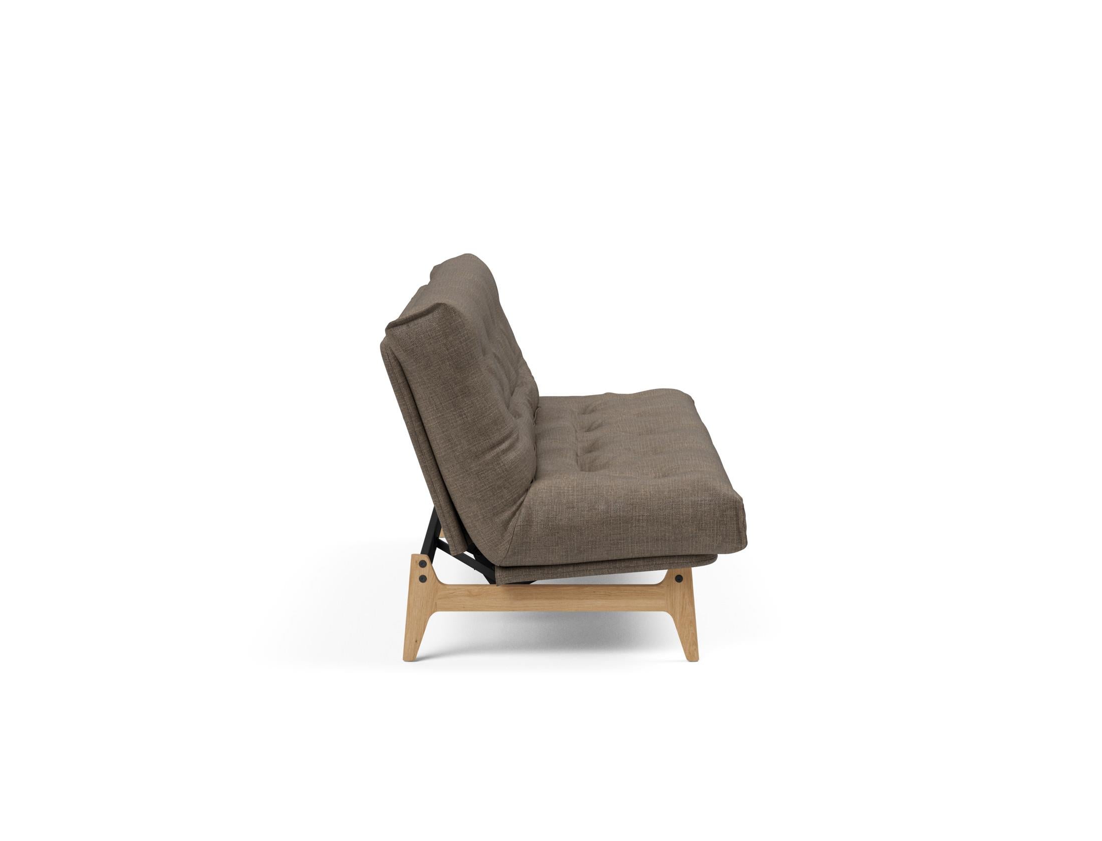 Erleben Sie das Aslak 120 Bettsofa Nordic von Innovation Living – eine harmonische Verbindung aus skandinavischem Stil und vielseitiger Funktionalität.