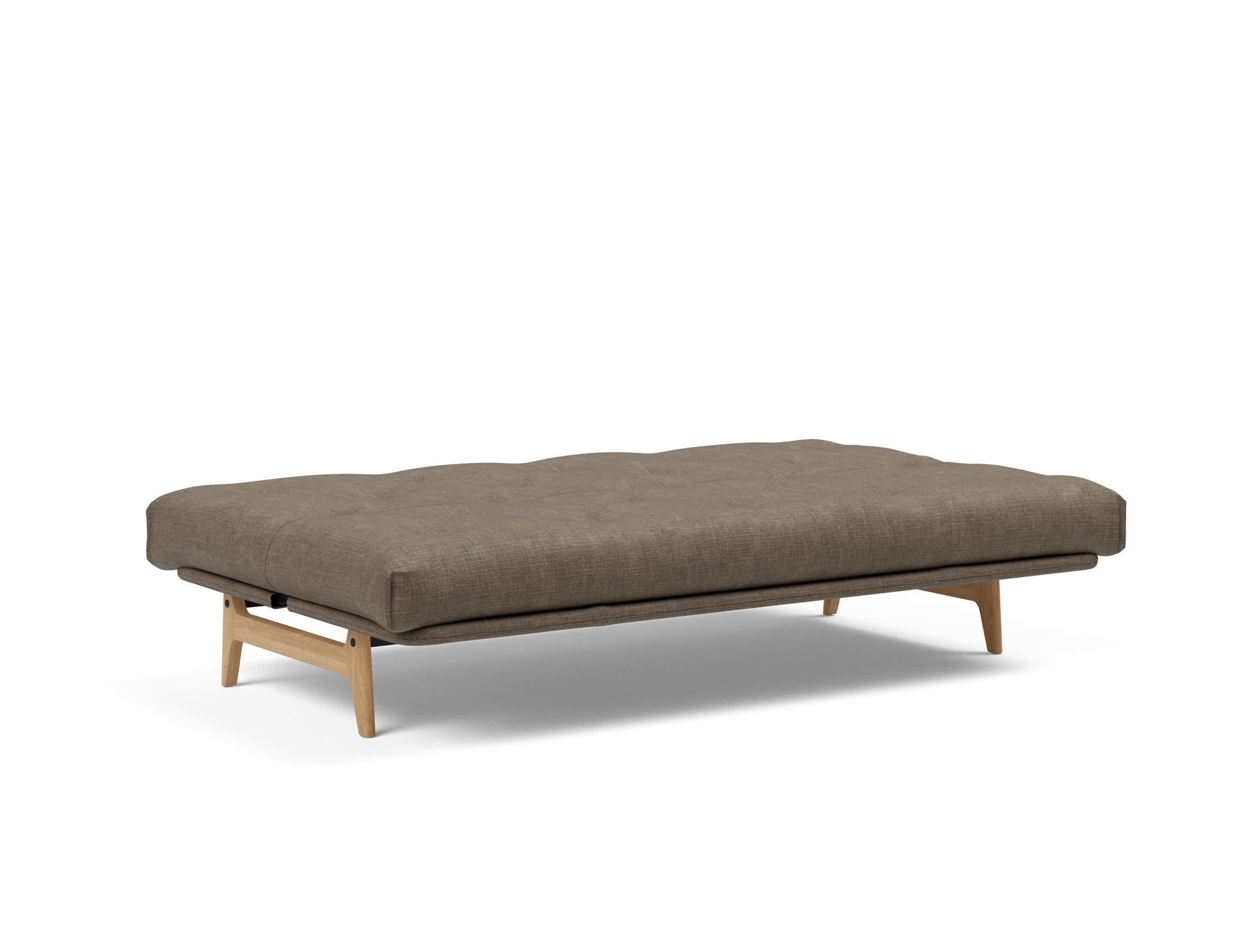 Entdecken Sie das Aslak 120 Bettsofa Nordic von Innovation Living: stilvolles Design, anpassbare Matratzen und perfekte Lösung für kleine Räume.