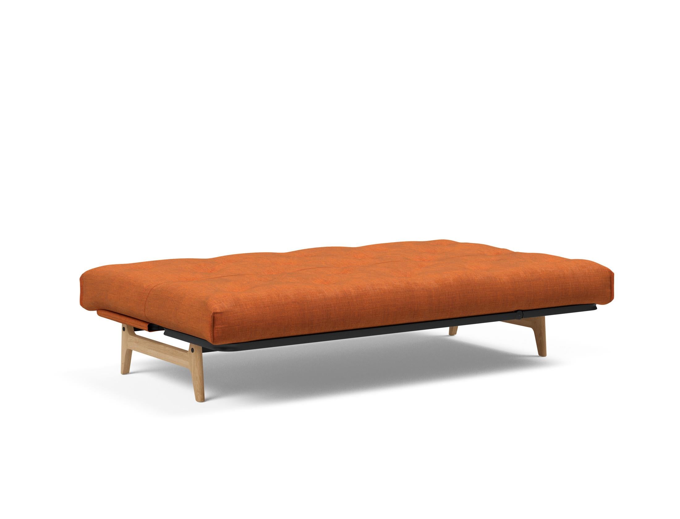 Aslak 120 Bettsofa Nordic: Modernes Design mit Soft Spring Bezug, perfekt für entspannte Abende und stilvolle Einrichtungsideen.