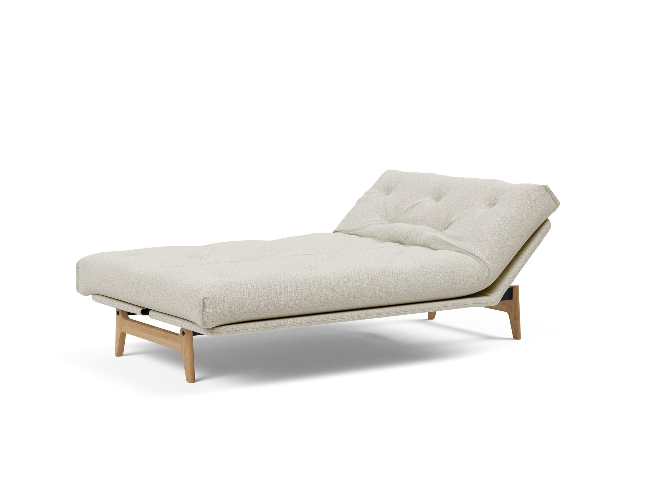 Aslak 120 Bettsofa Nordic: Modernes Design mit Soft Spring Bezug, perfekt für entspannte Abende und stilvolle Einrichtungsideen.