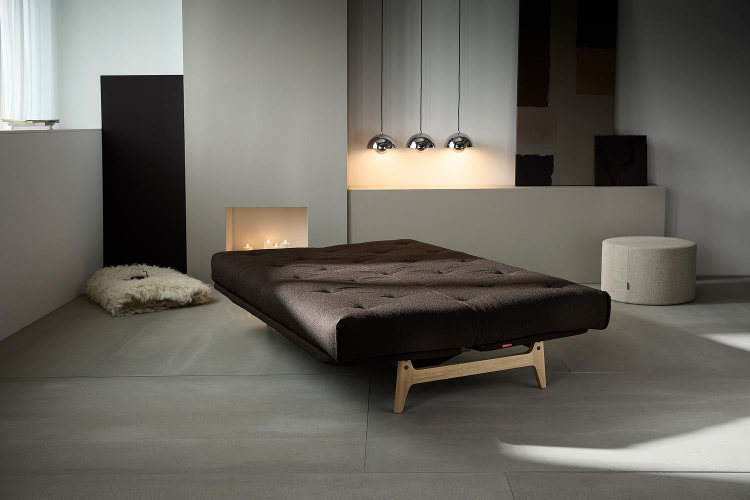 Aslak 140 Bettsofa Nordic: Elegantes Schlafsofa mit Soft Spring Bezug, perfekt für moderne Räume und entspannte Nächte.