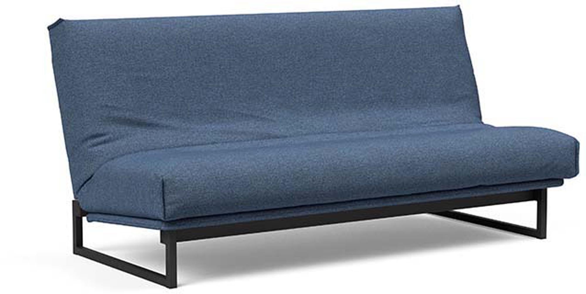 Erleben Sie das Fraction 140 Bettsofa mit Nordic Cover von Innovation Living: modernes Design, bequeme Soft Spring-Matratze, perfekt für kleine Räume.