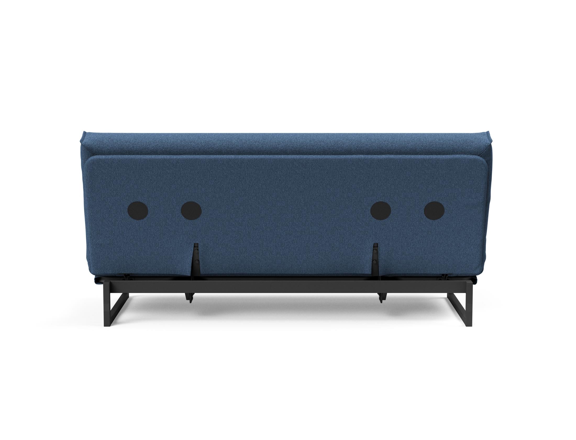 Erleben Sie das Fraction 140 Bettsofa mit Nordic Cover von Innovation Living: modernes Design, bequeme Soft Spring-Matratze, perfekt für kleine Räume.