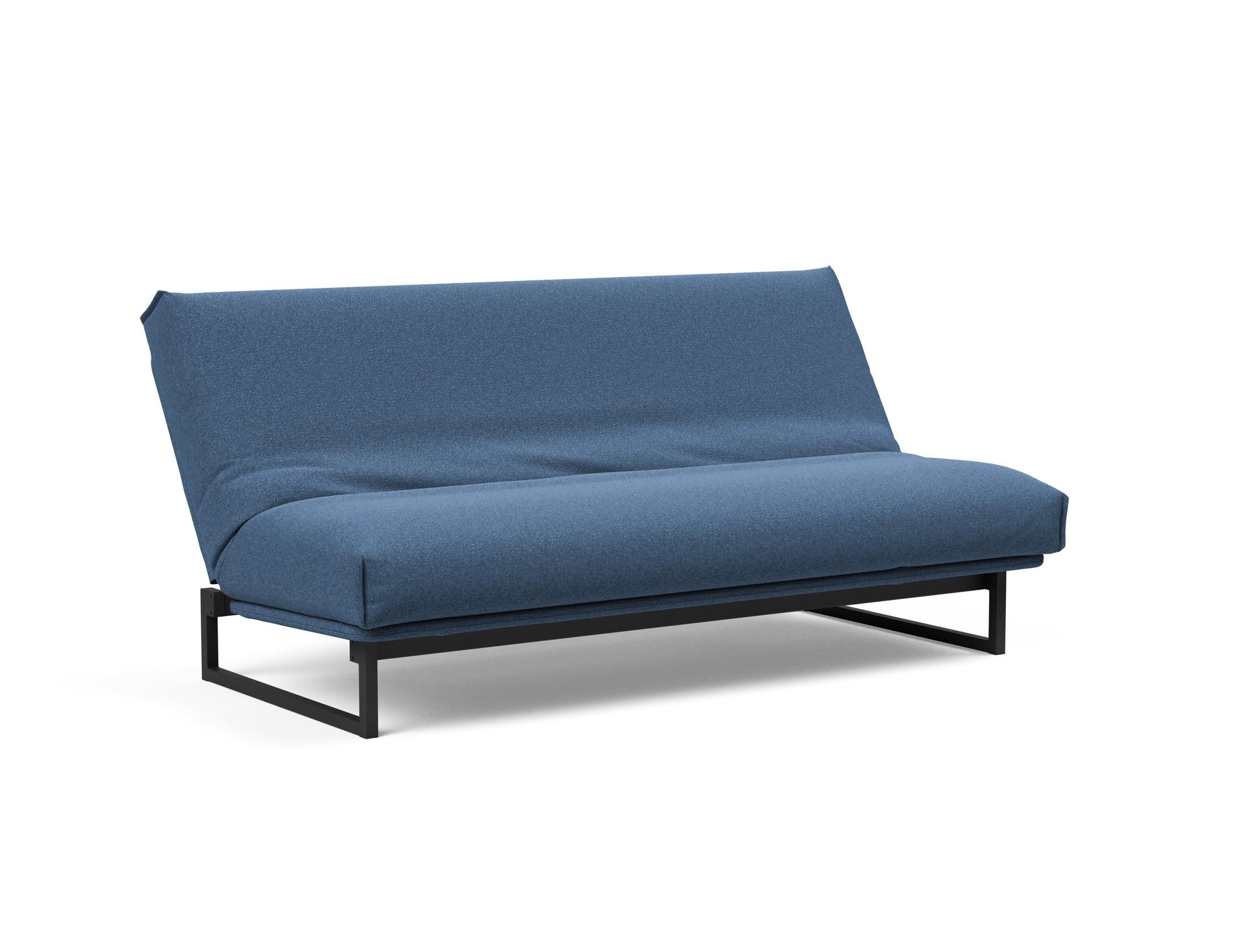 Erleben Sie das Fraction 140 Bettsofa mit Nordic Cover von Innovation Living: modernes Design, bequeme Soft Spring-Matratze, perfekt für kleine Räume.
